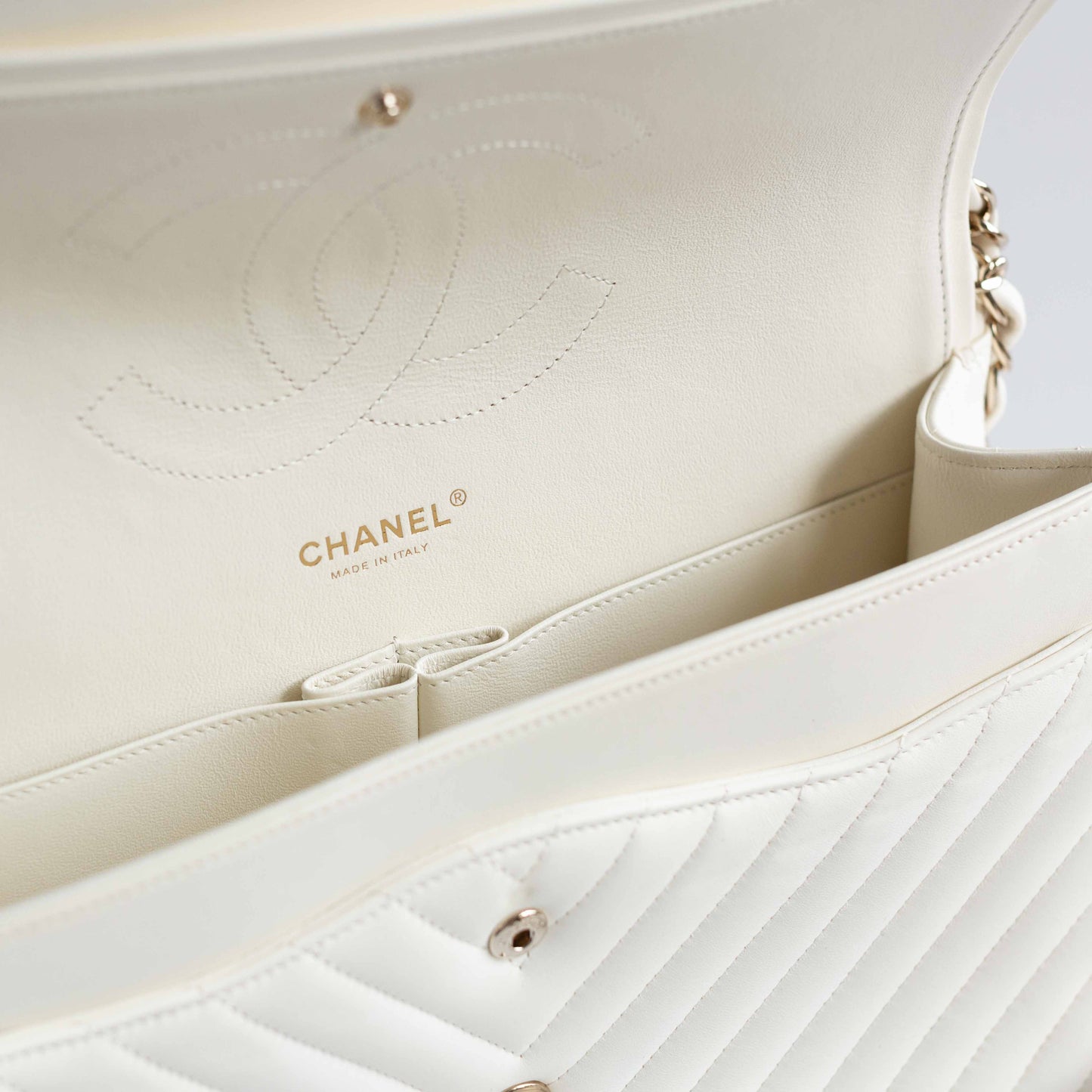 CHANEL - BAG TIMELESS JUMBO DOUBLE FLAP IN WHITE CHEVRON-QUILTED LAMBSKIN WITH GOLD HARDWARE