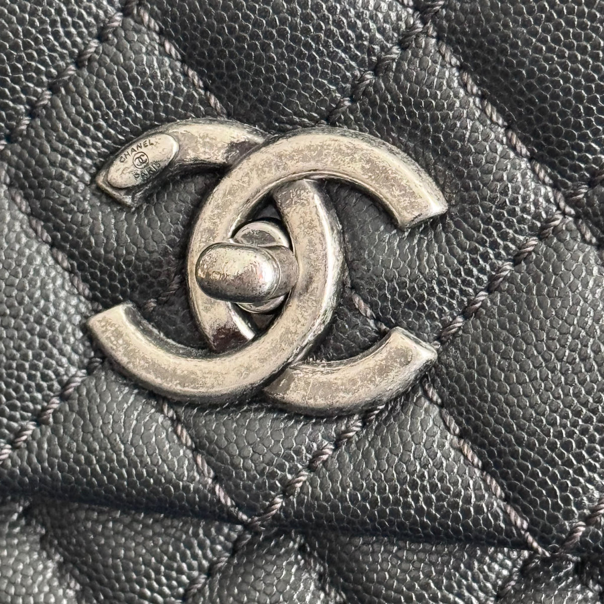 CHANEL - BAG COCO HANDLE BLACK QUILTED CAVIAR LEATHER WITH BURGUNDY EXOTIC LEATHER HANDLE