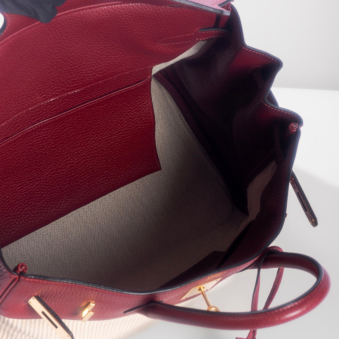HERMÈS - *RARE* BIRKIN 35 HANDBAG ROUGE H TAURILLON CLEMENCE LEATHER AND CRINOLINE CANVAS WITH GOLD HARDWARE