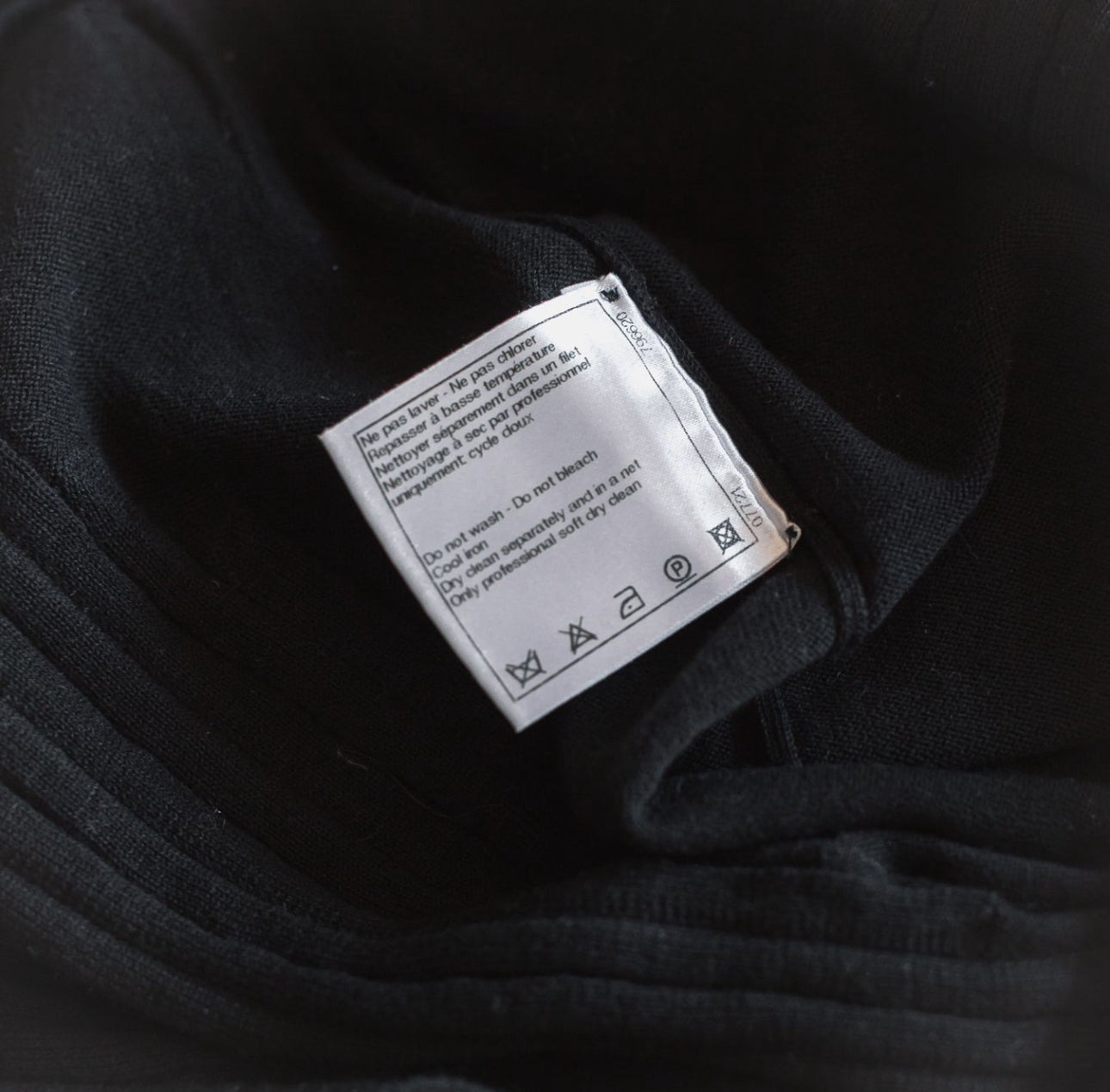 CHANEL - TOP RIBBED BLACK COTTON WITH LOGO DETAIL SIZE 38 FR