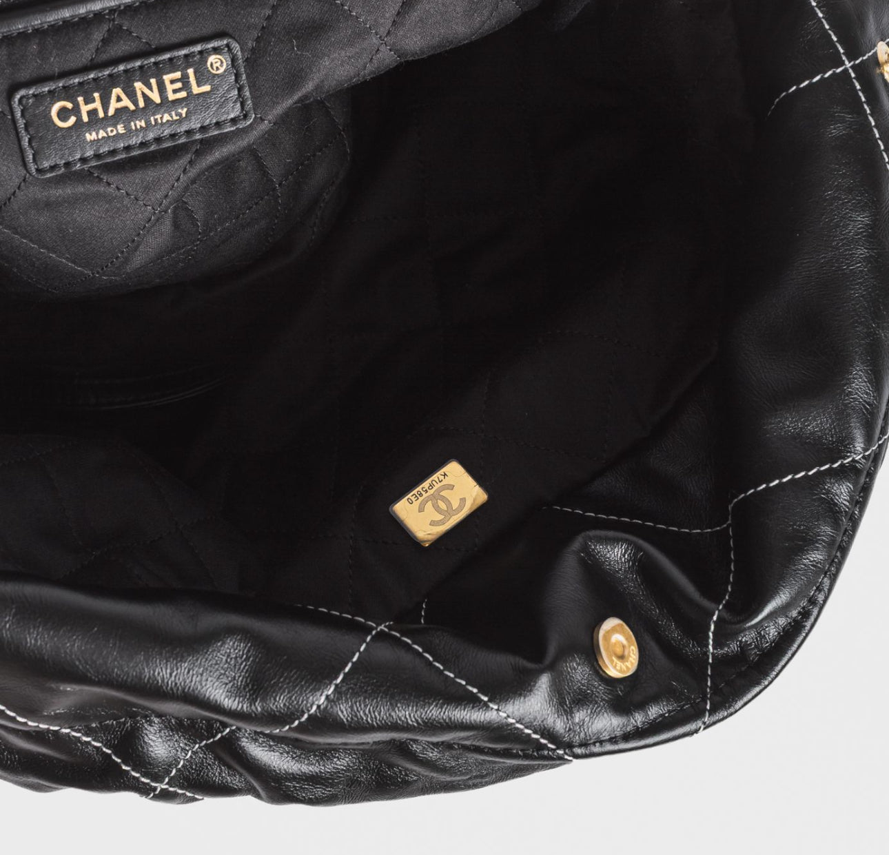 CHANEL - BAG SMALL CHANEL 22 IN SHINY LEATHER BRUSHED GOLD TONE HARDWARE