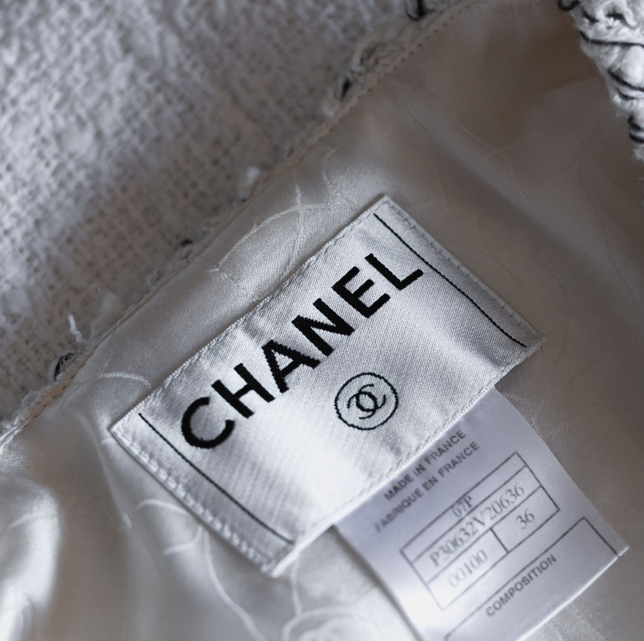CHANEL - JACKET TWEED WHITE WITH GOLD CC BUTTONS SIZE 36 FR