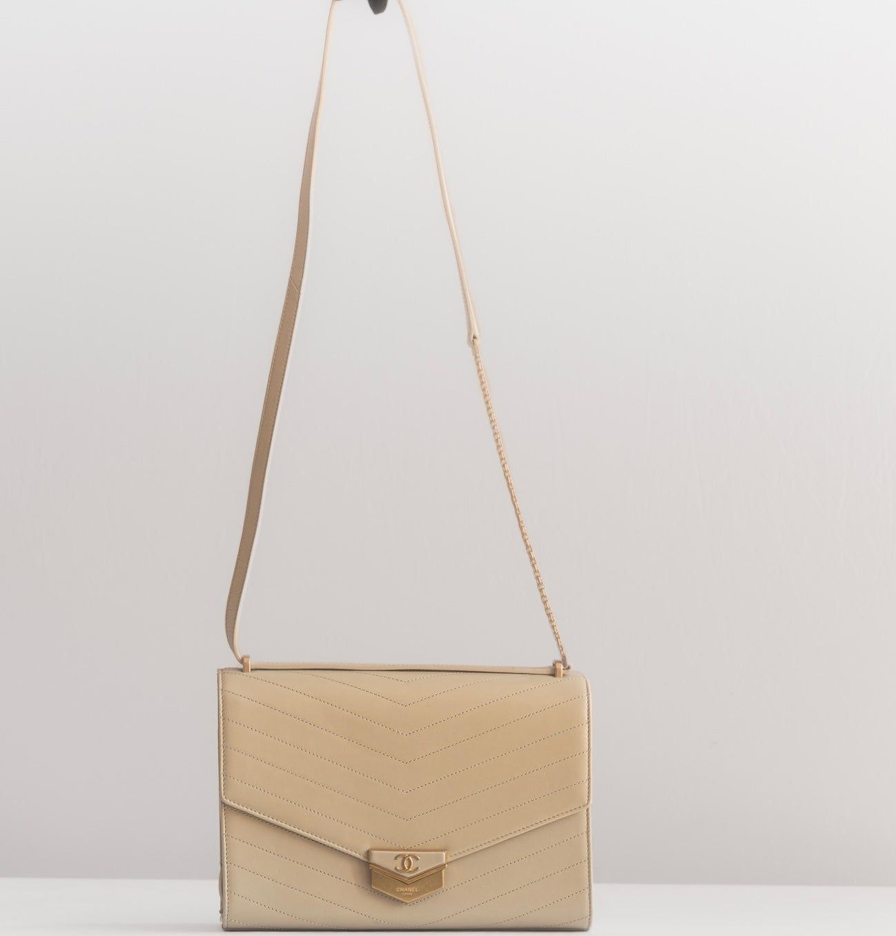 CHANEL - BAG CALFSKIN CHEVRON QUILTED METSL FLAP IN BEIGE