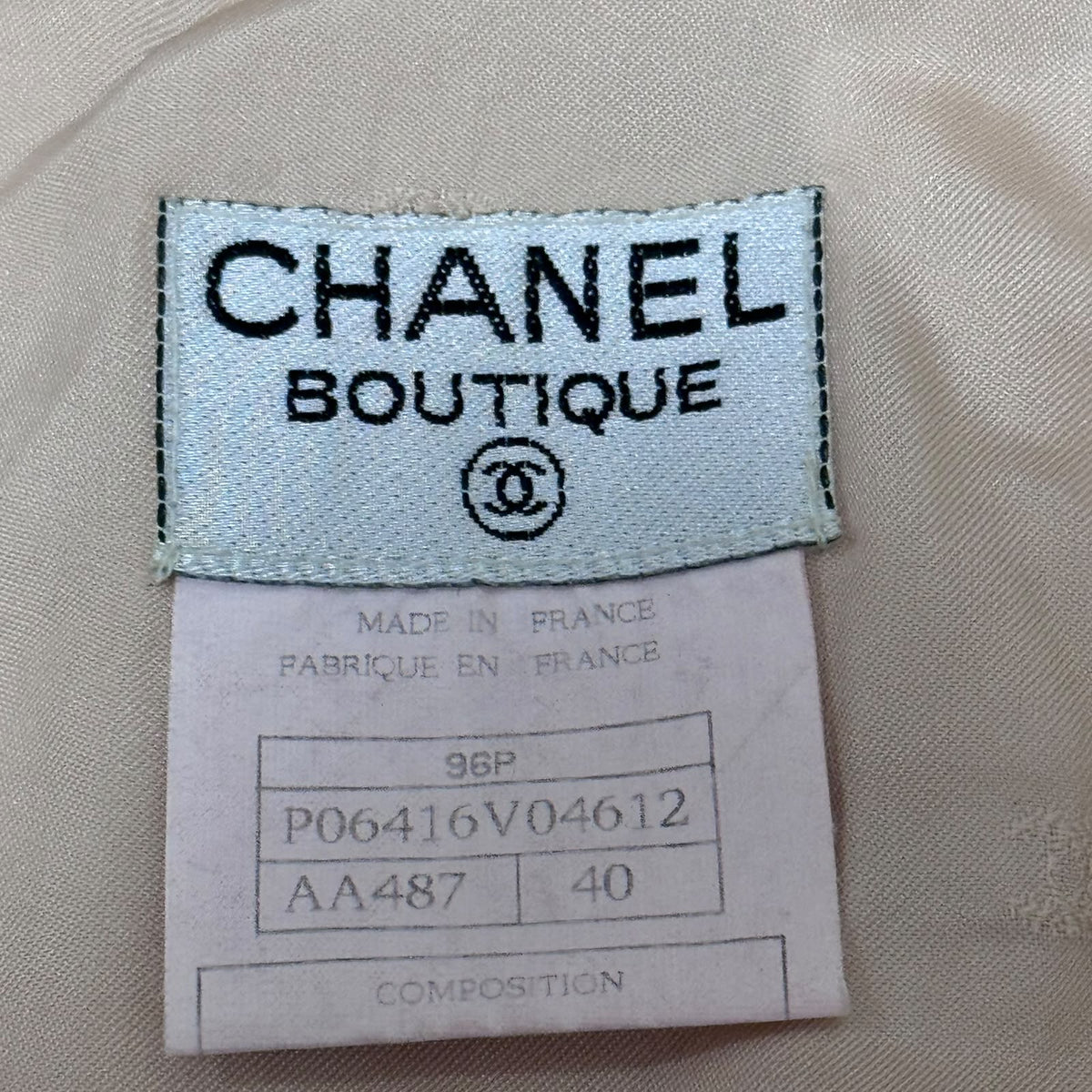 CHANEL – SKIRT SUIT IN BEIGE WOOL BOUCLÉ VINTAGE SPRING 1996 – FR 40 / IT 44