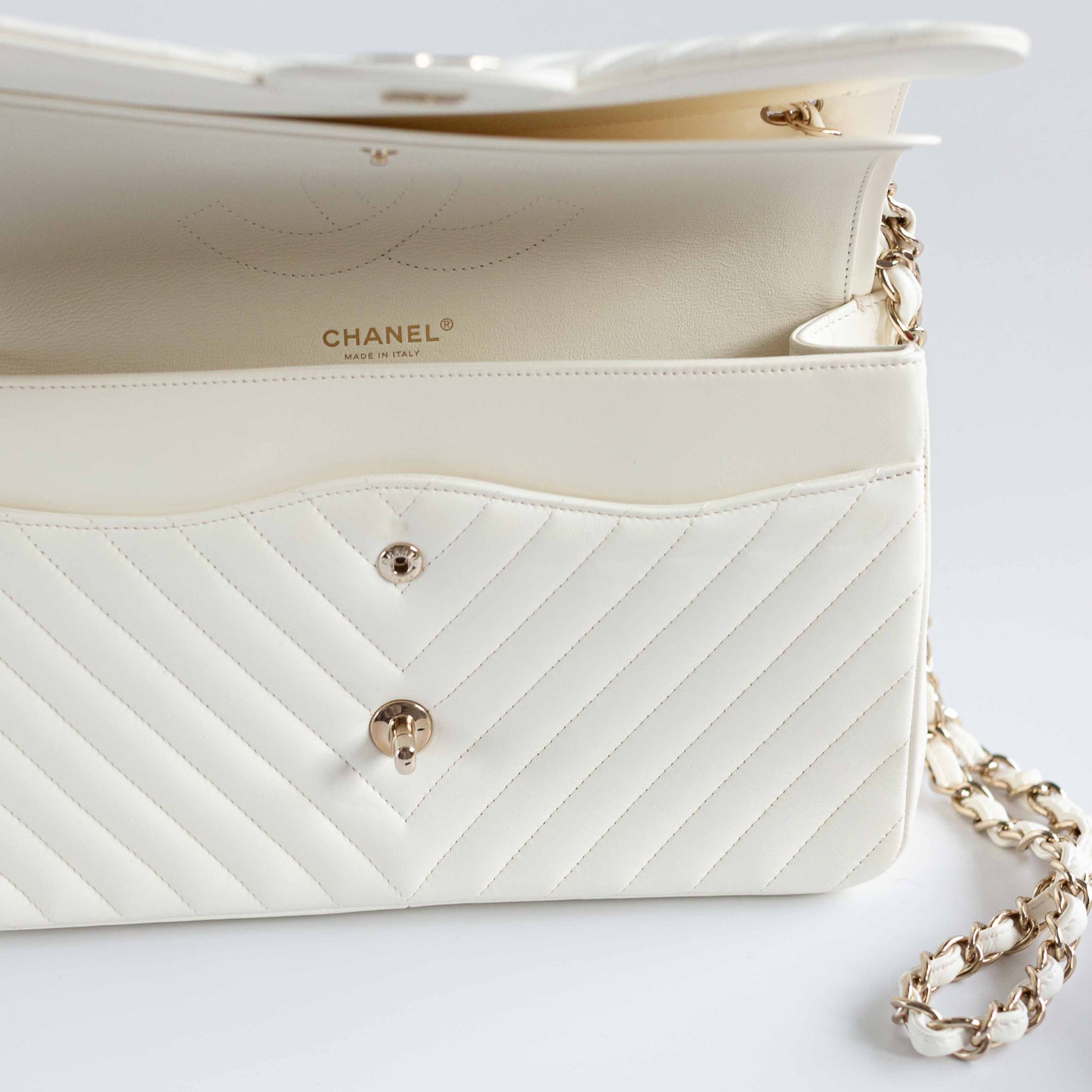 CHANEL - BAG TIMELESS JUMBO DOUBLE FLAP IN WHITE CHEVRON-QUILTED LAMBSKIN WITH GOLD HARDWARE