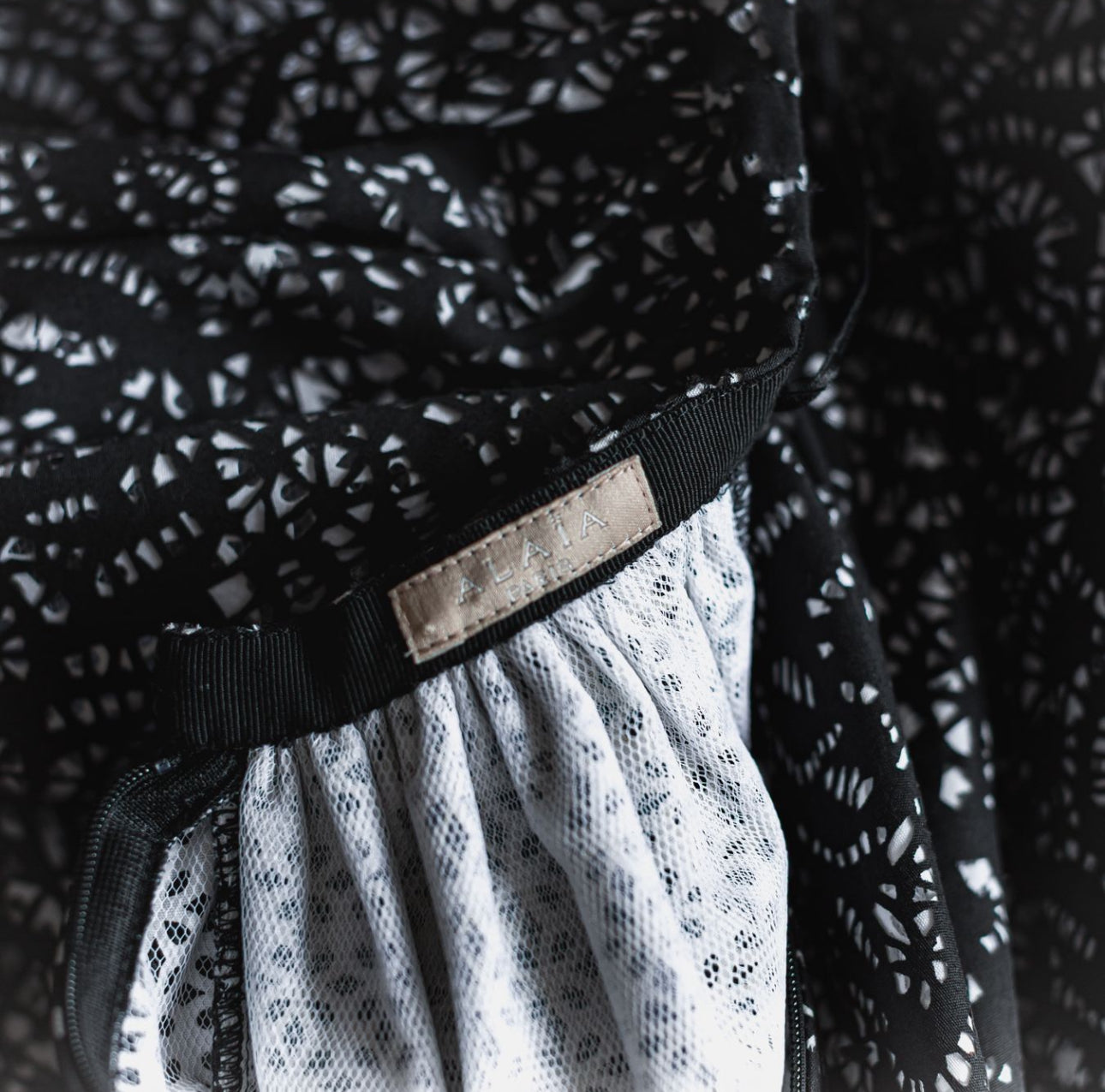 ALAÏA - SKIRT MINI LASER-CUT BLACK & WHITE SIZE 38 FR