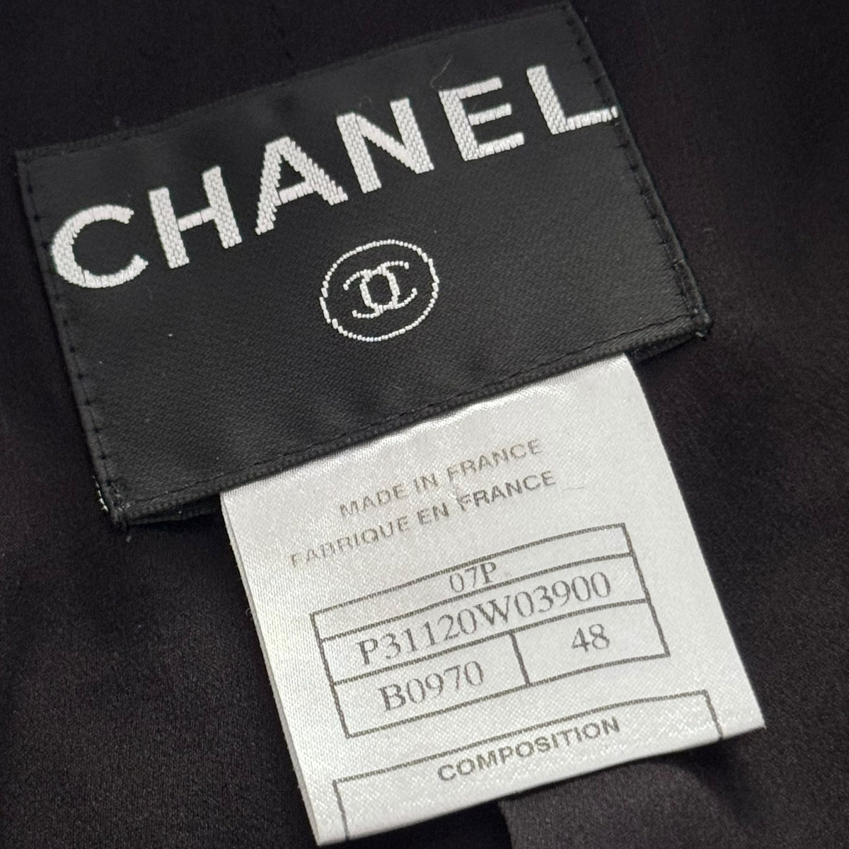 CHANEL - BLAZER BLACK WOOL BLEND RAW-EDGE WITH WHITE CC LOGO BUTTONS SIZE 48 FR