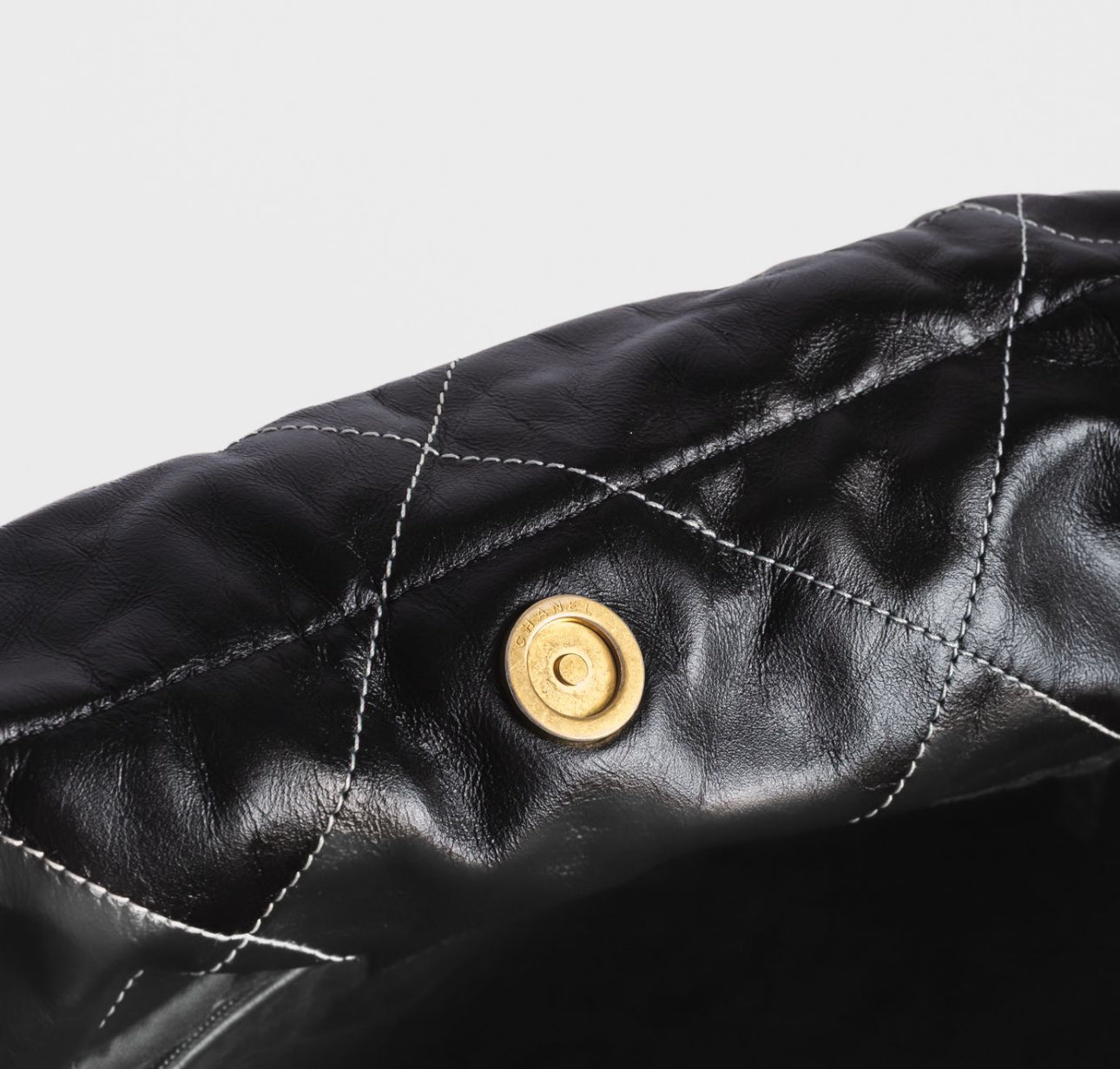 CHANEL - BAG SMALL CHANEL 22 IN SHINY LEATHER BRUSHED GOLD TONE HARDWARE