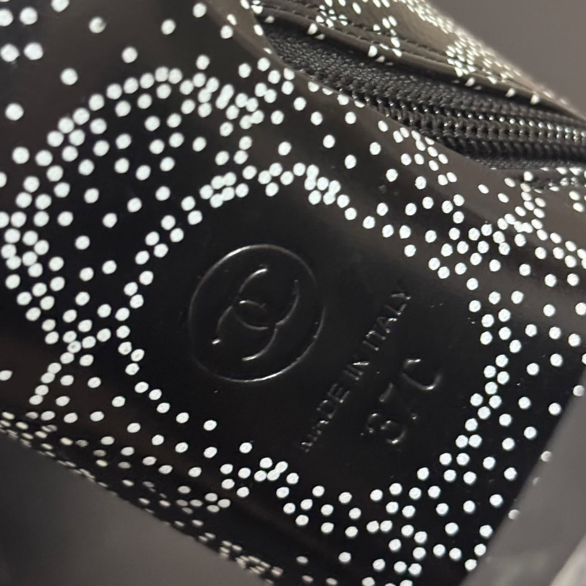 CHANEL - BOOTS CALFSKIN CAMELLIA PRINT BLACK & WHITE SIZE  37 C