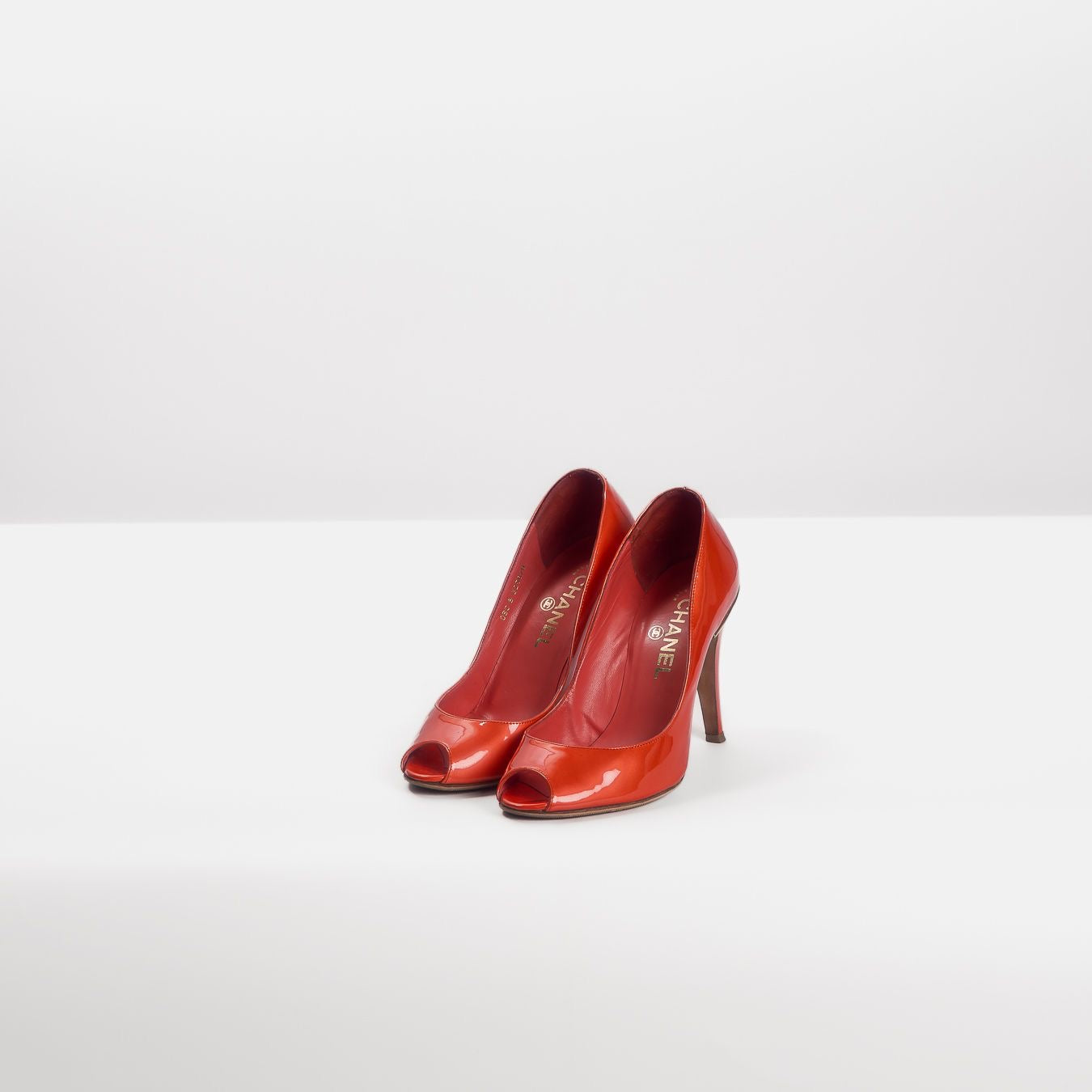 CHANEL - PUMPS PEEP-TOE DARK RED ORANGE PATENT LEATHER LOGO DETAIL CC SIZE 37 EU