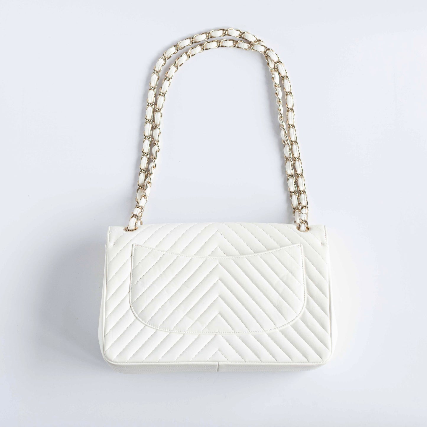 CHANEL - BAG TIMELESS JUMBO DOUBLE FLAP IN WHITE CHEVRON-QUILTED LAMBSKIN WITH GOLD HARDWARE