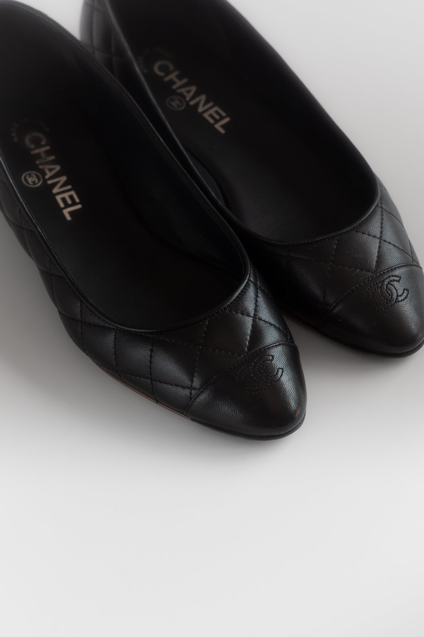 CHANEL - BALLET FLATS QUILTED LEATHER CC CAP SIZE 39 EU