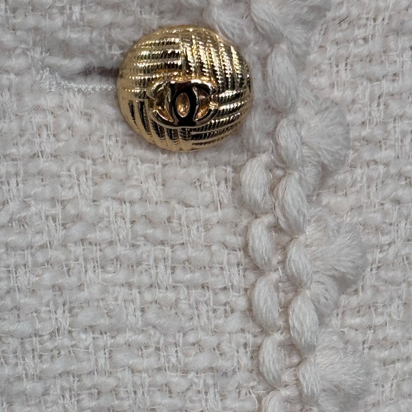 CHANEL - JACKEY TWEED IVORY WITH GOLD CC BUTTONS SIZE 38 FR