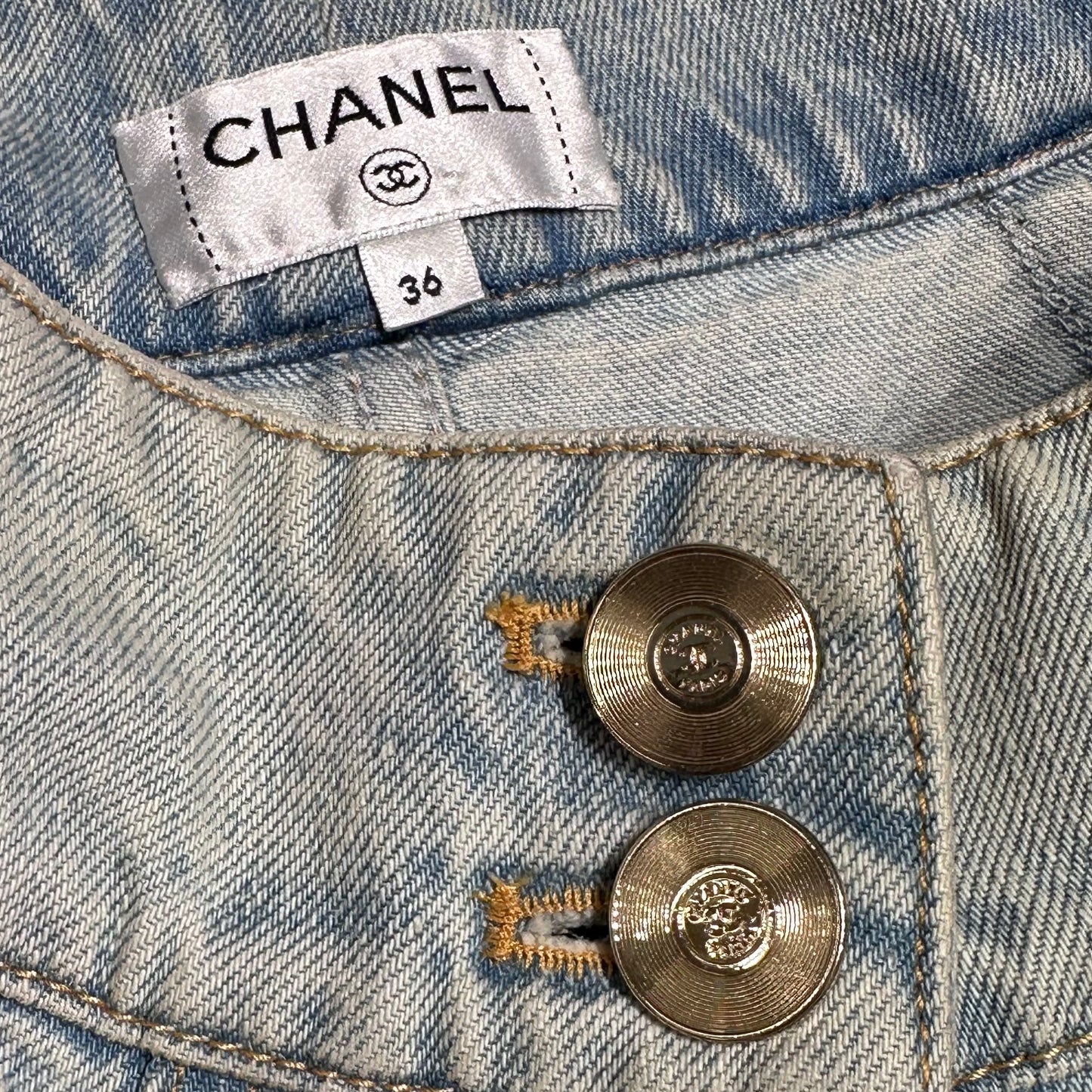 CHANEL - DENIM JEANS LIGHT BLUE CAMELIA SIZE 36 FR