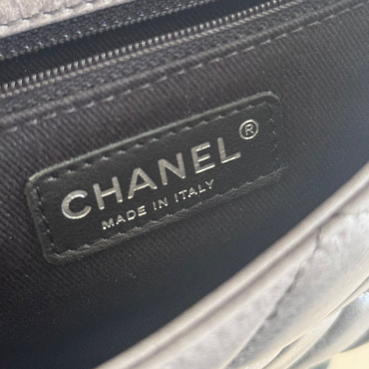 CHANEL - TOTE BAG CC DELIVERY GREY GLAZED CALFSKIN