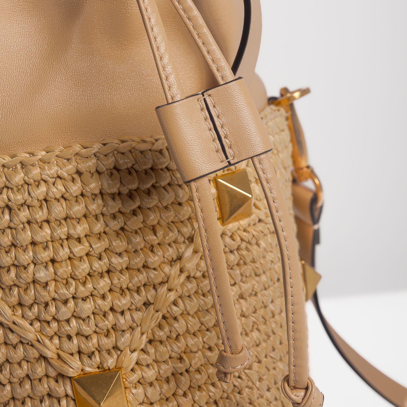 VALENTINO - BAG BUCKET ROMAN STUD IN RAFFIA AND LEATHER