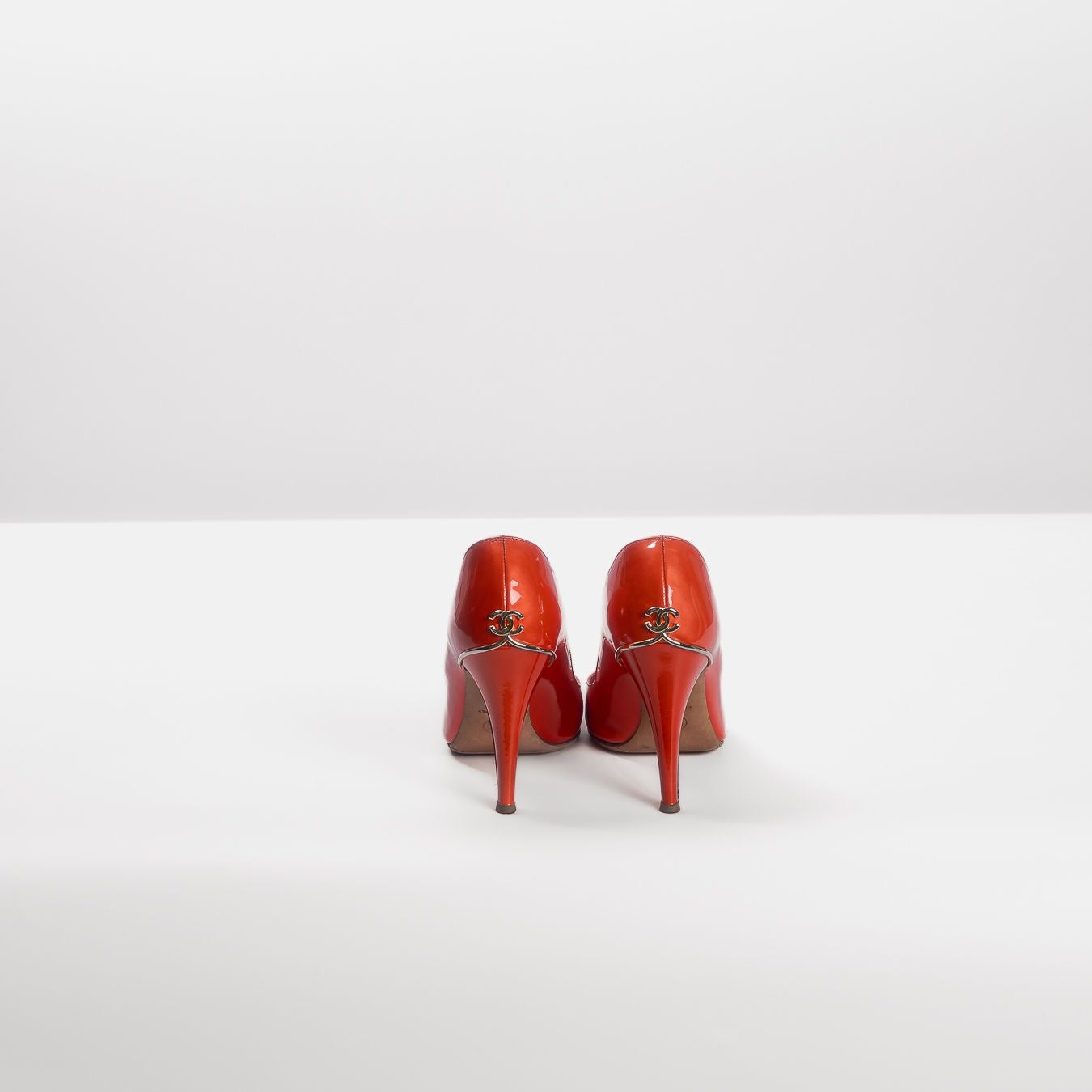 CHANEL - PUMPS PEEP-TOE DARK RED ORANGE PATENT LEATHER LOGO DETAIL CC SIZE 37 EU