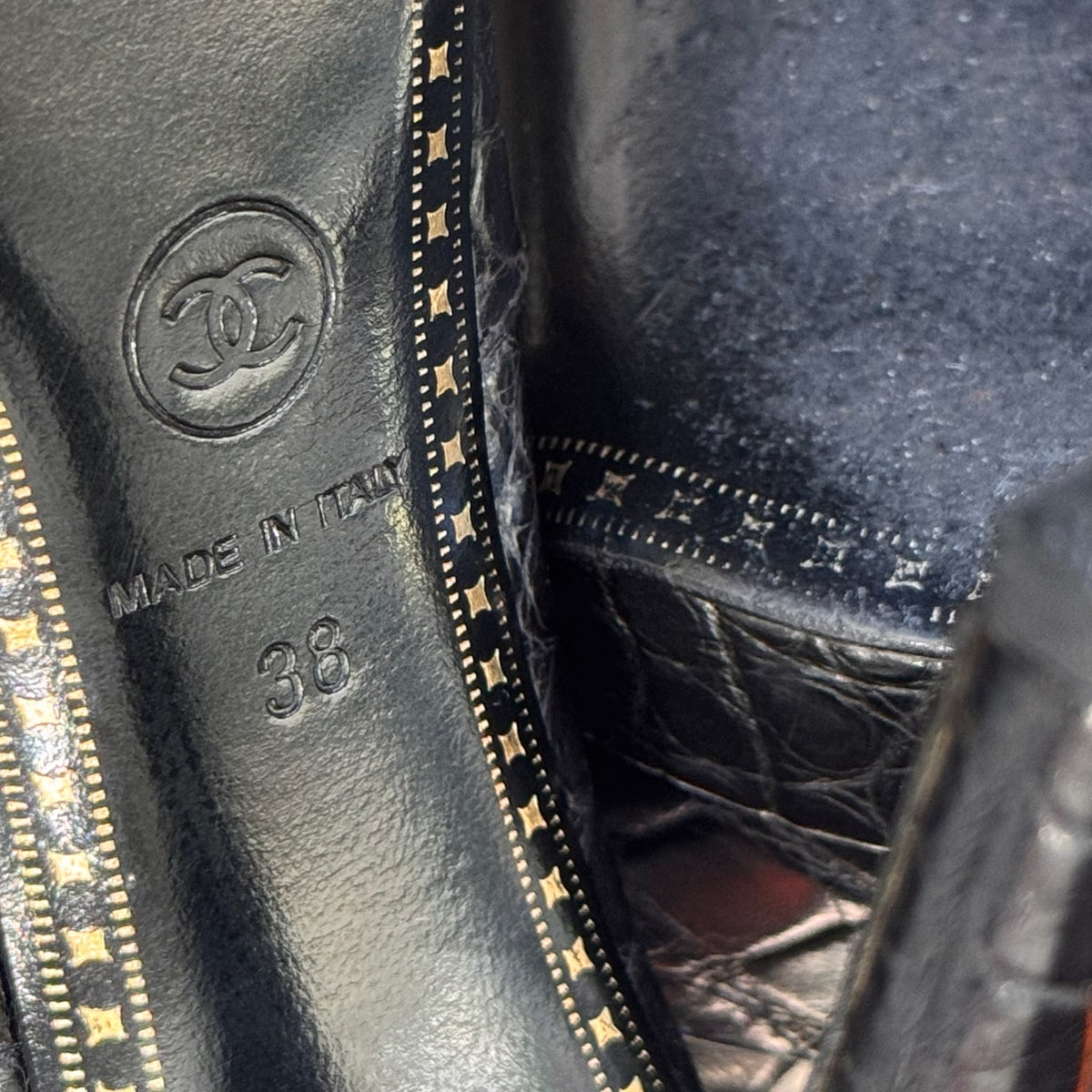 CHANEL - ANKLE BOOTIES BLACK MATTE CROCODILE SIZE 38 EU