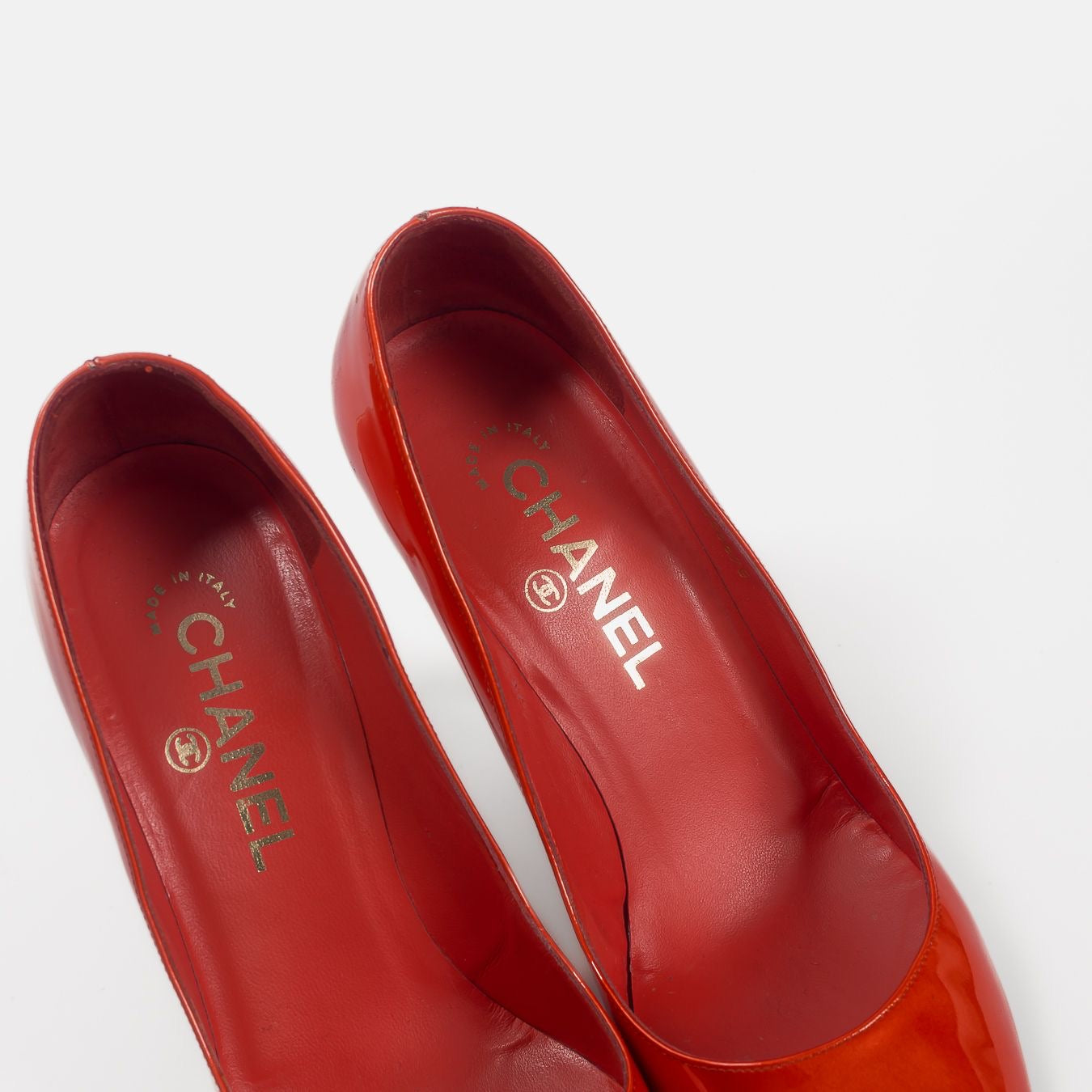 CHANEL - PUMPS PEEP-TOE DARK RED ORANGE PATENT LEATHER LOGO DETAIL CC SIZE 37 EU