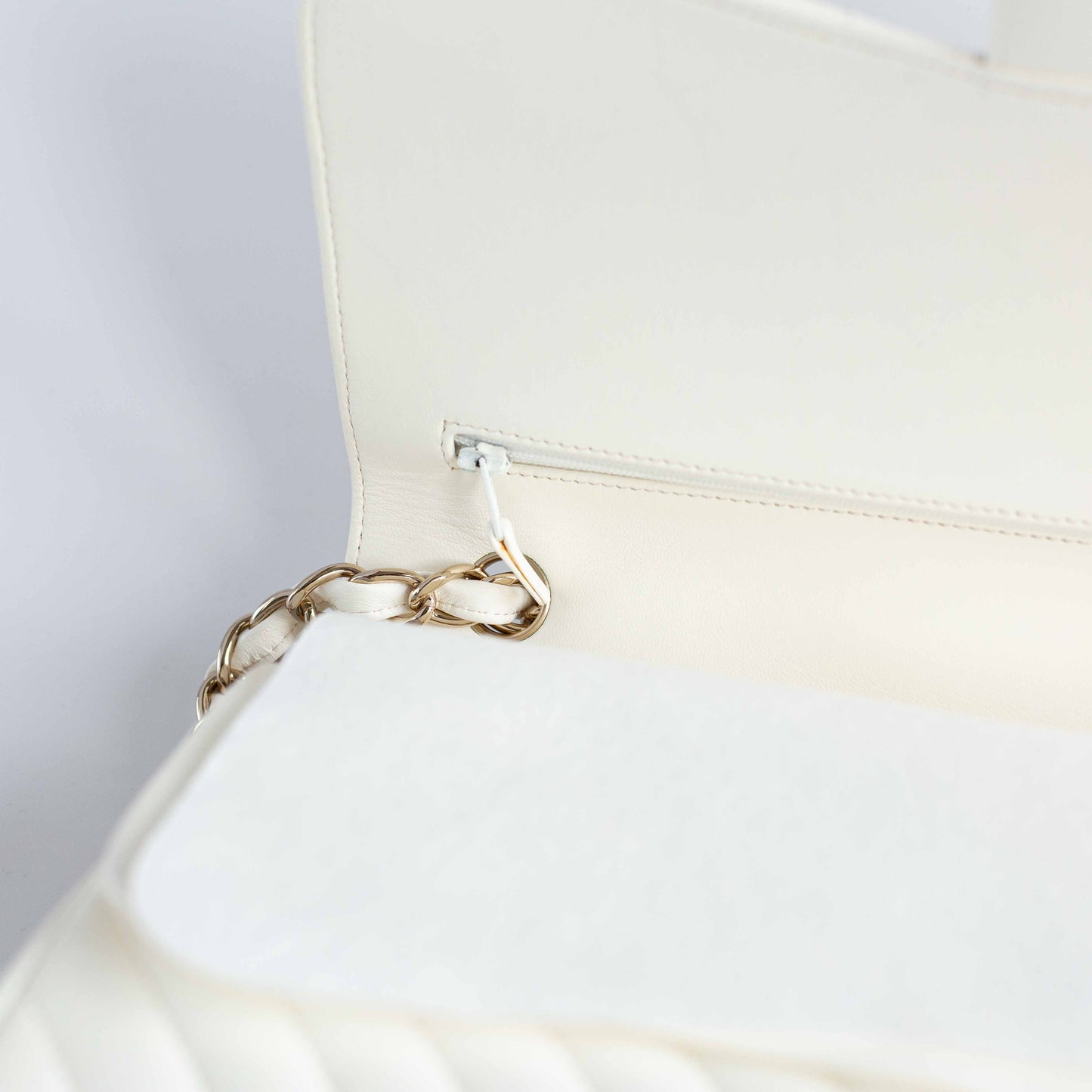 CHANEL - BAG TIMELESS JUMBO DOUBLE FLAP IN WHITE CHEVRON-QUILTED LAMBSKIN WITH GOLD HARDWARE