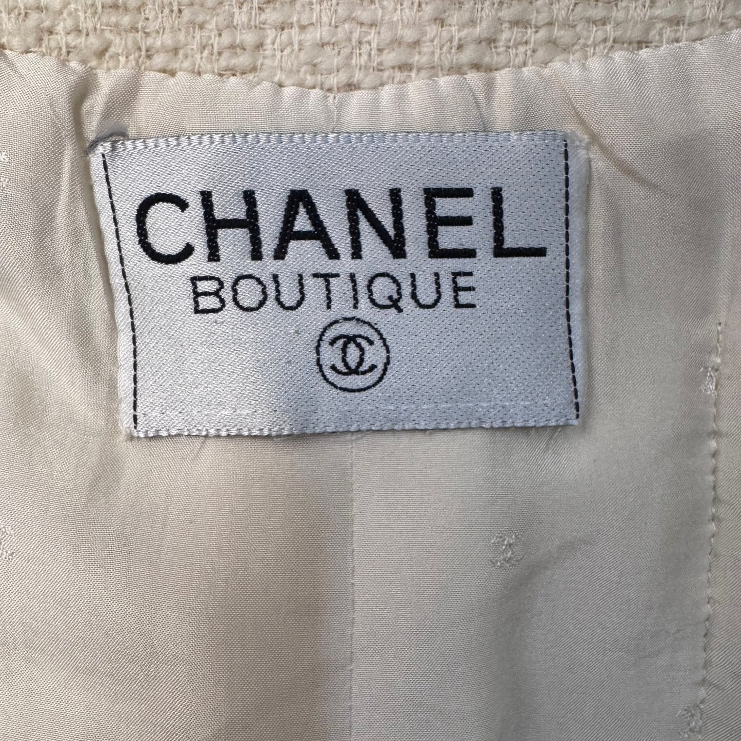CHANEL - JACKEY TWEED IVORY WITH GOLD CC BUTTONS SIZE 38 FR