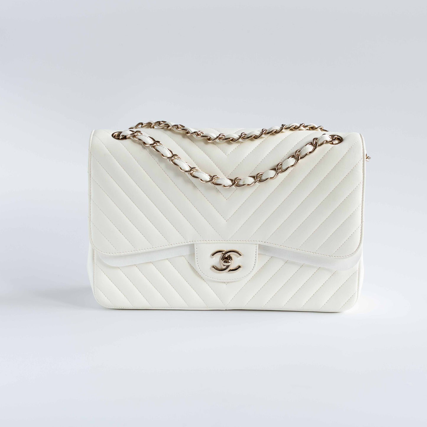 CHANEL - BAG TIMELESS JUMBO DOUBLE FLAP IN WHITE CHEVRON-QUILTED LAMBSKIN WITH GOLD HARDWARE