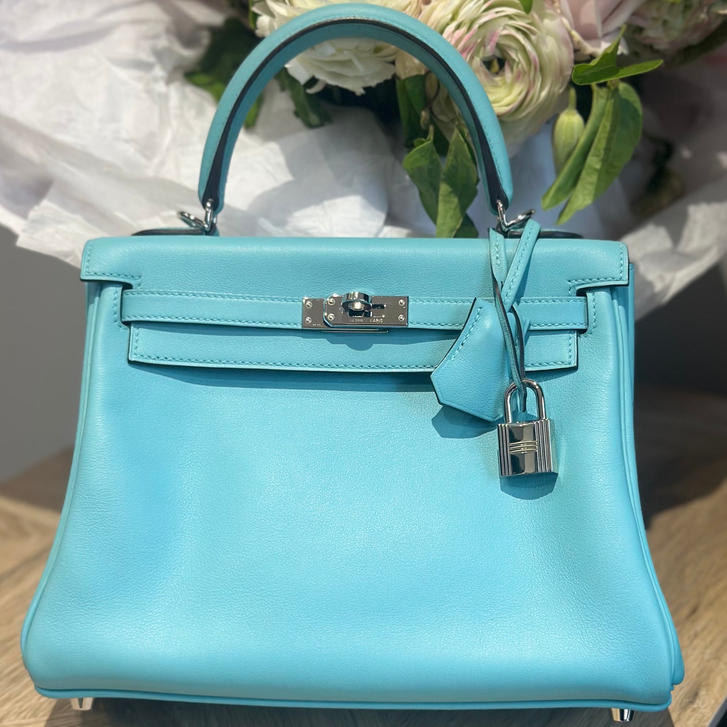 HERMÈS -  KELLY 25 BAG IN BLUE ATOLL SWIFT LEATHER WITH PALLADIUM HARDWARE