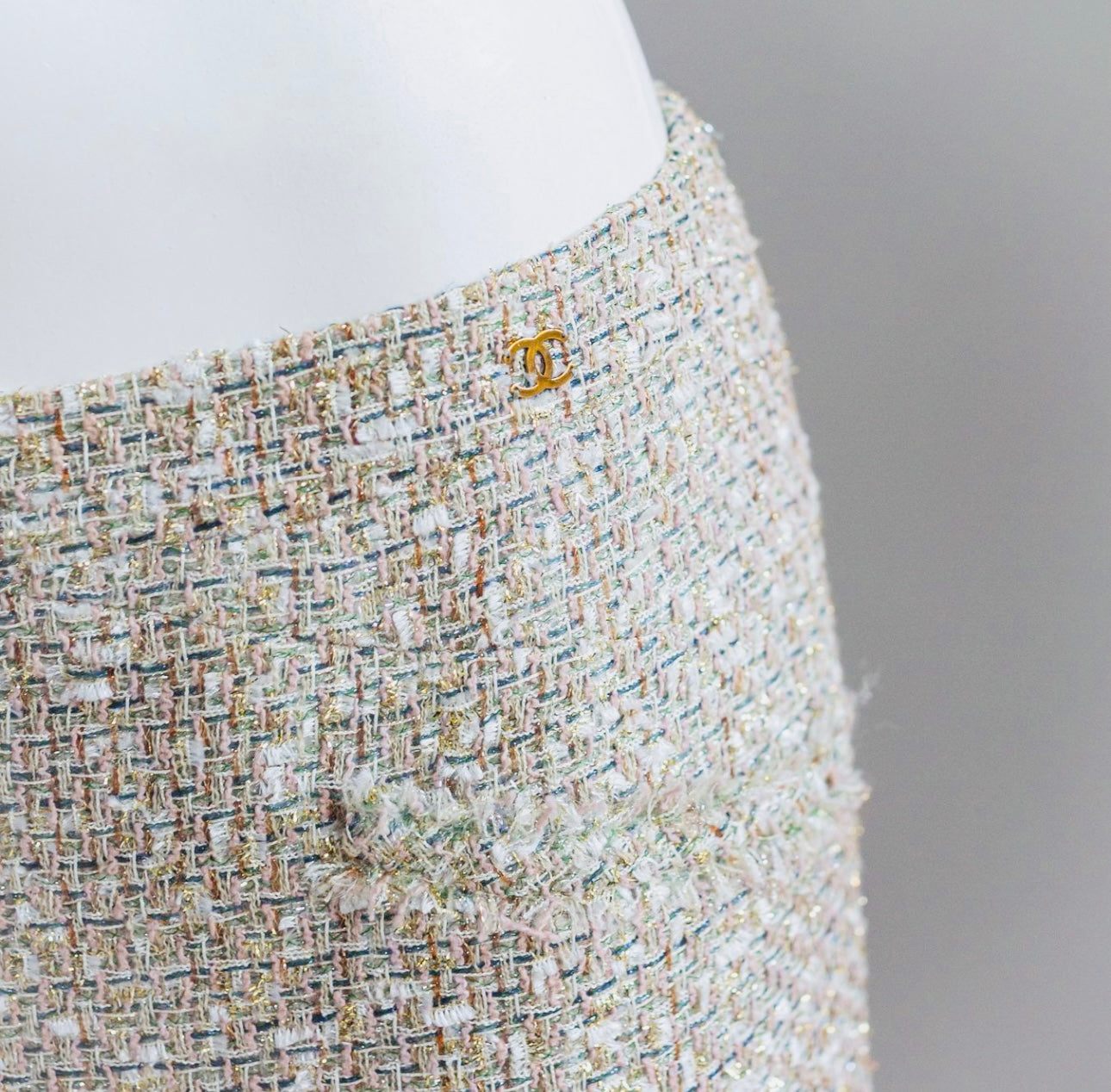 CHANEL - SKIRT TWEED BEIGE PINK LIGHT BLUE AND GOLD TONES SIZE 40 FR