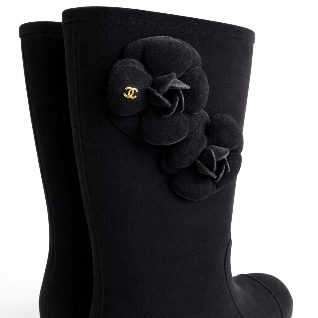 CHANEL - RAIN BOOTS BLACK VELVET CAMÉLIA DÉTAIL