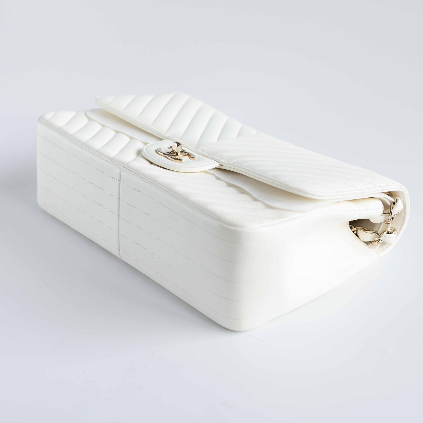 CHANEL - BAG TIMELESS JUMBO DOUBLE FLAP IN WHITE CHEVRON-QUILTED LAMBSKIN WITH GOLD HARDWARE