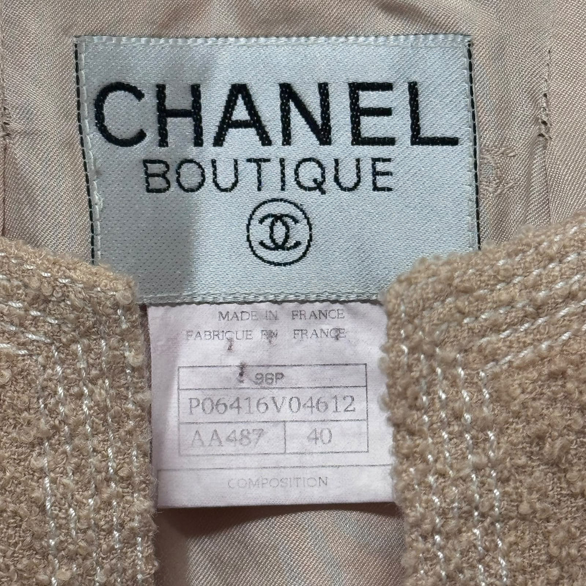 CHANEL – SKIRT SUIT IN BEIGE WOOL BOUCLÉ VINTAGE SPRING 1996 – FR 40 / IT 44