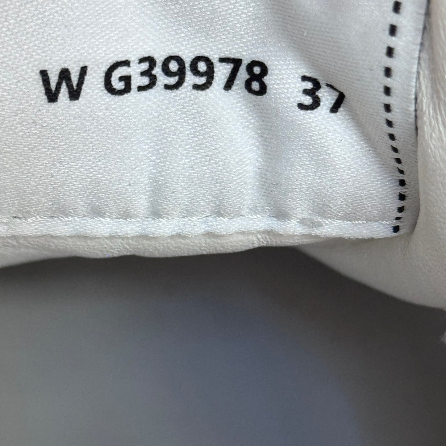 CHANEL - SNEAKERS LEATHER WHITE LOGO CC GREY AND RED SIZE 37 EU