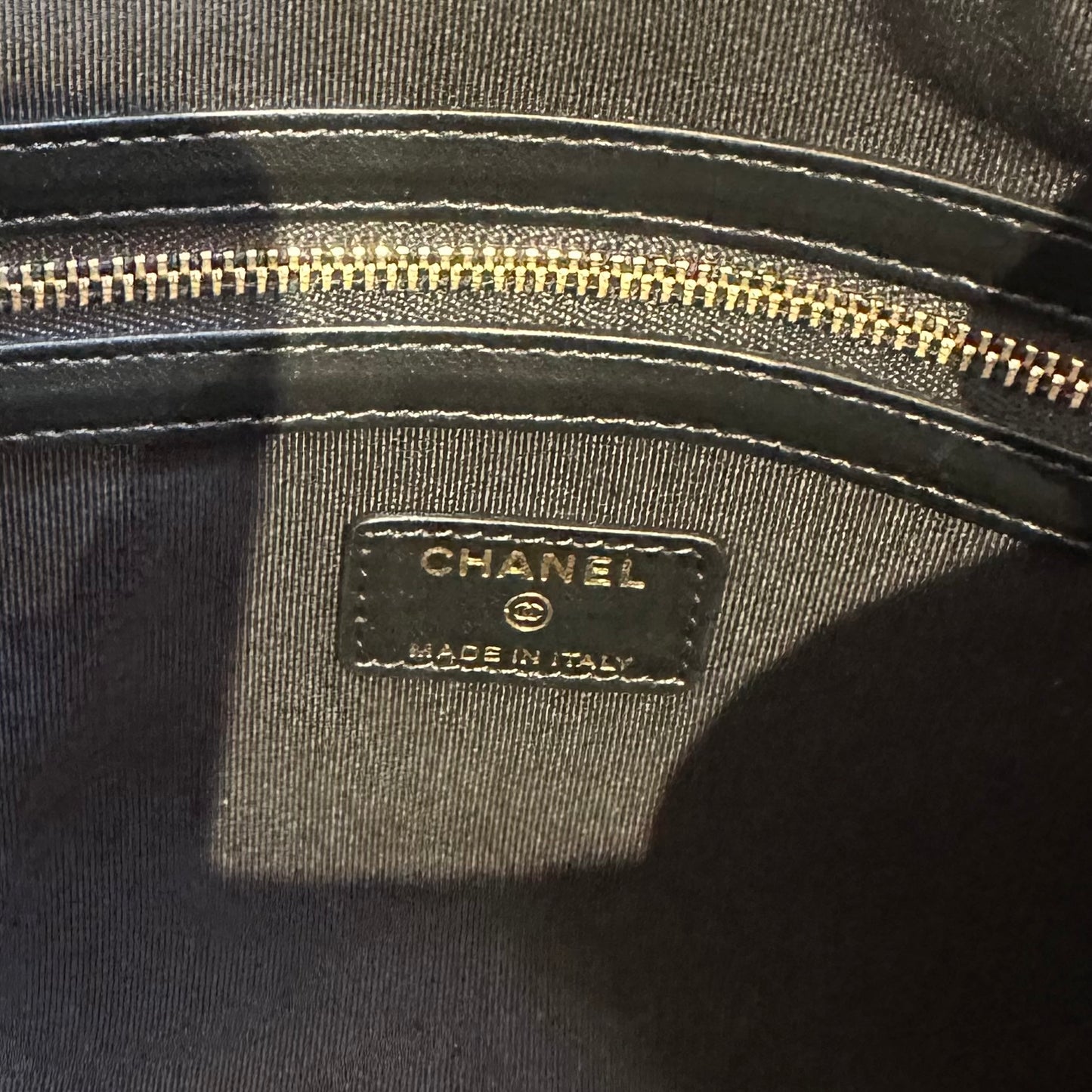 CHANEL - POUCH BLACK SATIN CHAIN-TRIM QUILTED