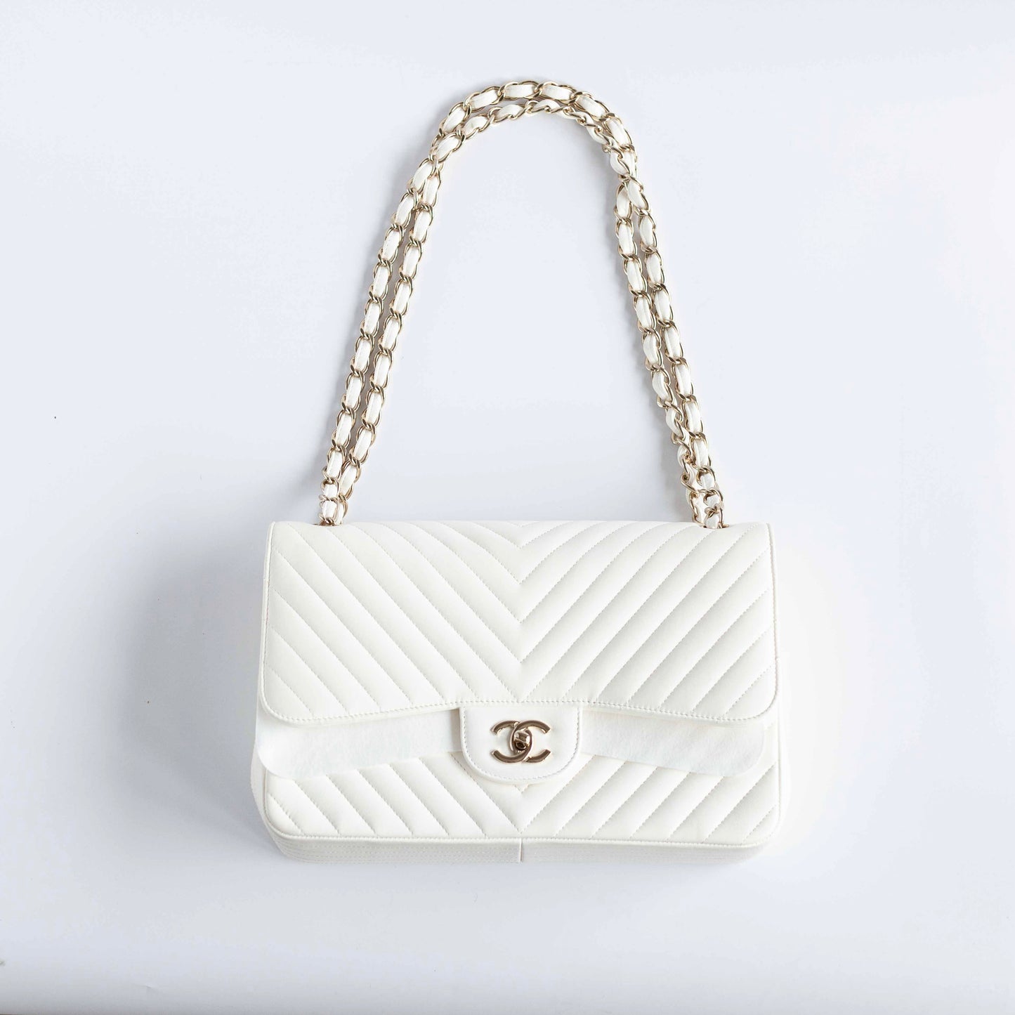 CHANEL - BAG TIMELESS JUMBO DOUBLE FLAP IN WHITE CHEVRON-QUILTED LAMBSKIN WITH GOLD HARDWARE