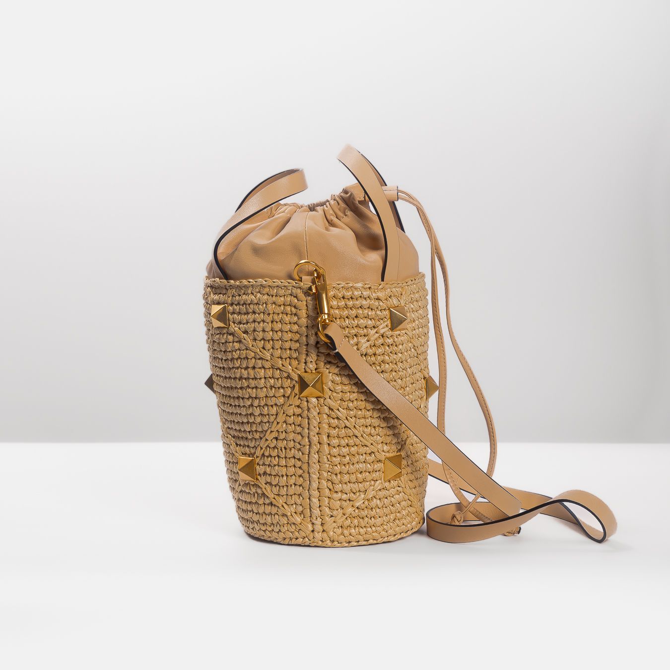 VALENTINO - BAG BUCKET ROMAN STUD IN RAFFIA AND LEATHER