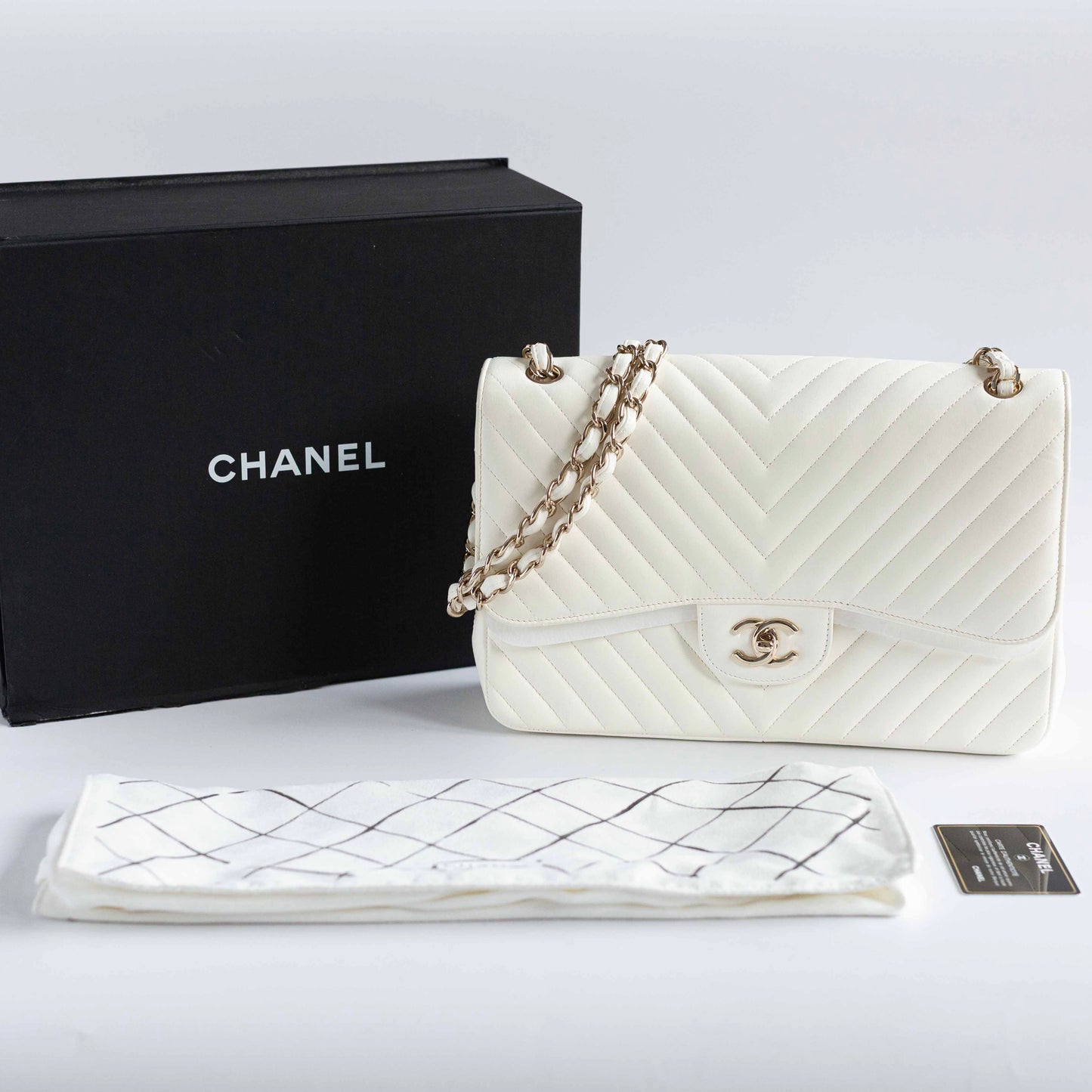 CHANEL - BAG TIMELESS JUMBO DOUBLE FLAP IN WHITE CHEVRON-QUILTED LAMBSKIN WITH GOLD HARDWARE