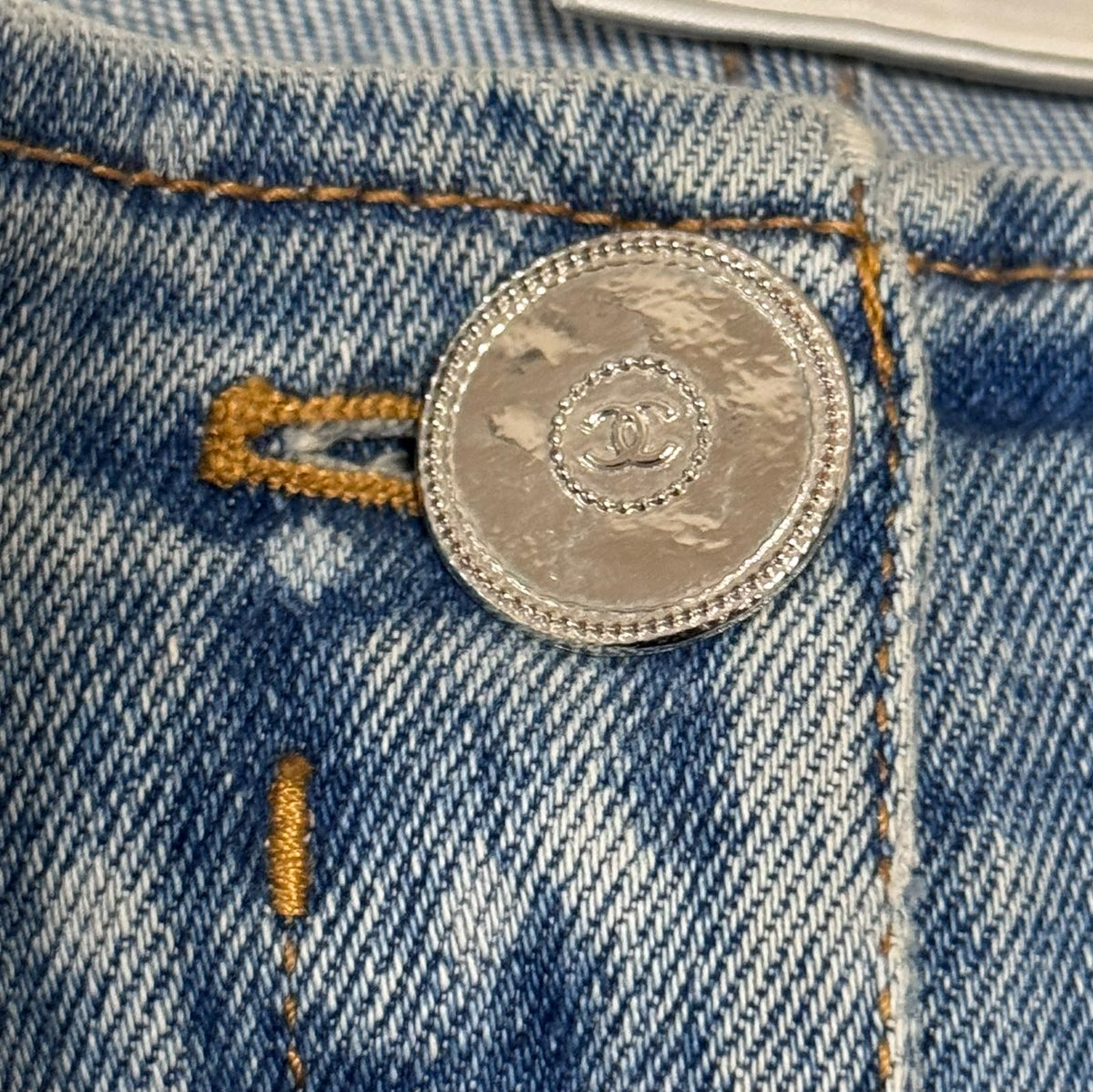 CHANEL - JEANS DENIM BLUE WITH CC LOGO AND POLKA DOT PRINT SIZE 36 FR