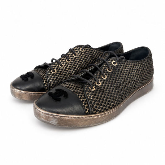 CHANEL - SNEAKERS BLACK AND GOLD LEATHER WITH LOGO SIZE 40 EU