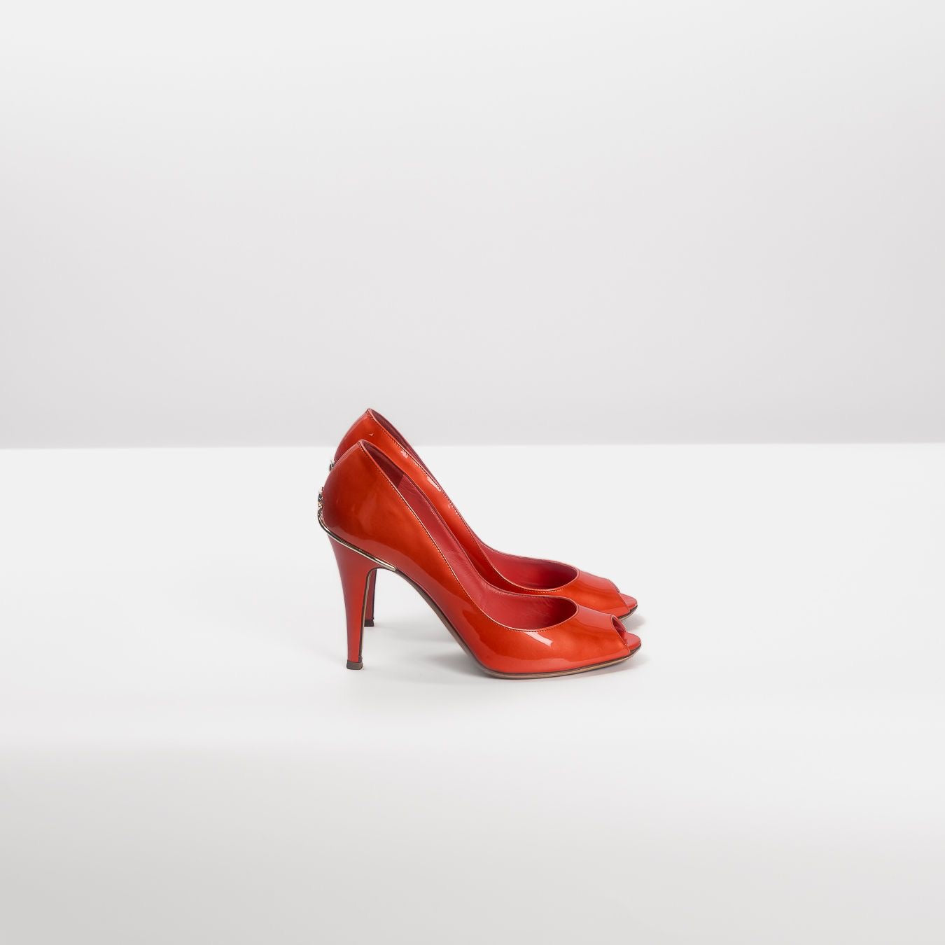 CHANEL - PUMPS PEEP-TOE DARK RED ORANGE PATENT LEATHER LOGO DETAIL CC SIZE 37 EU