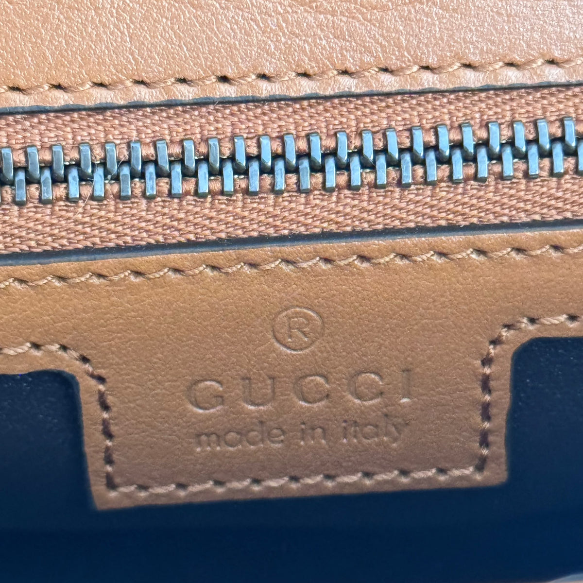 GUCCI - SHOULDER BAG GG MARMONT CURLY SHEARLING IN IVORY & TAUPE WITH ANTIQUE GOLD HARDWARE