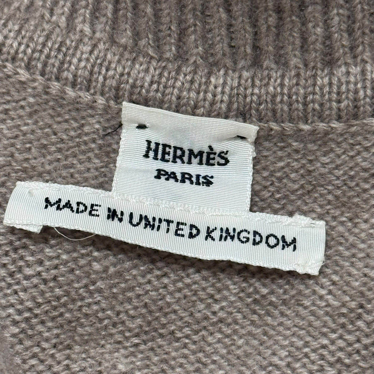 HERMÈS – PONCHO CASHMERE EQUESTRIAN JACQUARD TURTLENECK IN TAUPE & IVORY SIZE U