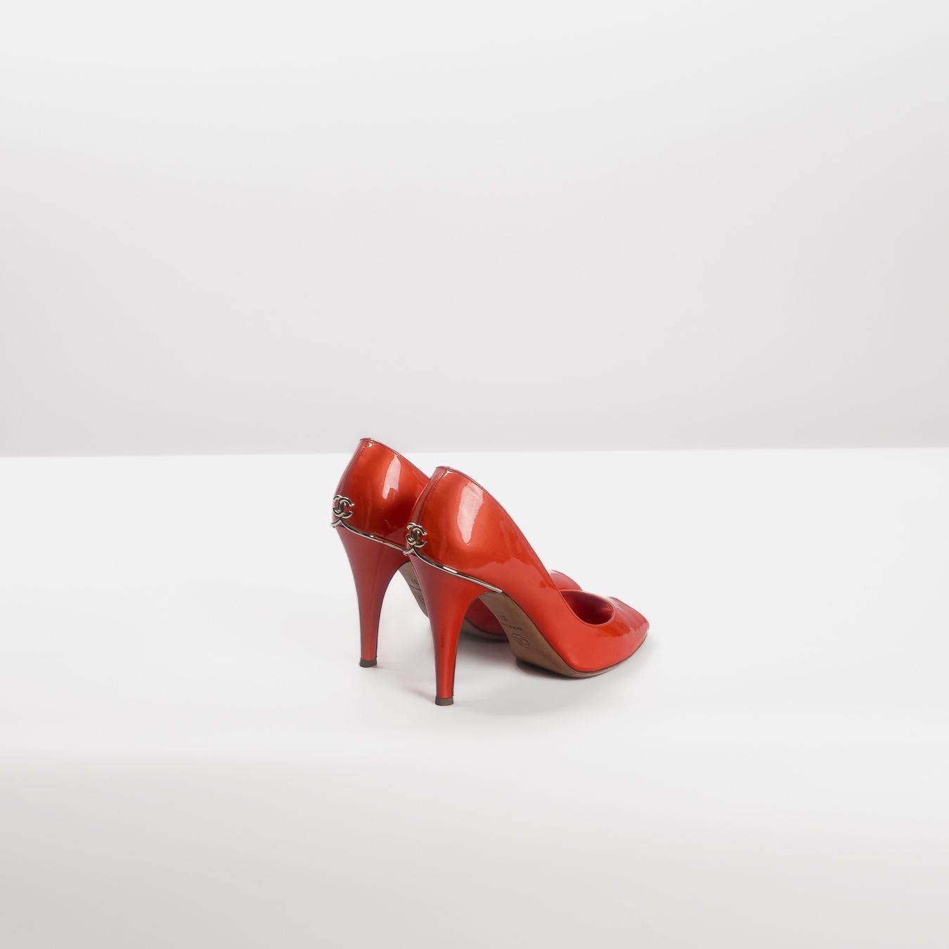 CHANEL - PUMPS PEEP-TOE DARK RED ORANGE PATENT LEATHER LOGO DETAIL CC SIZE 37 EU
