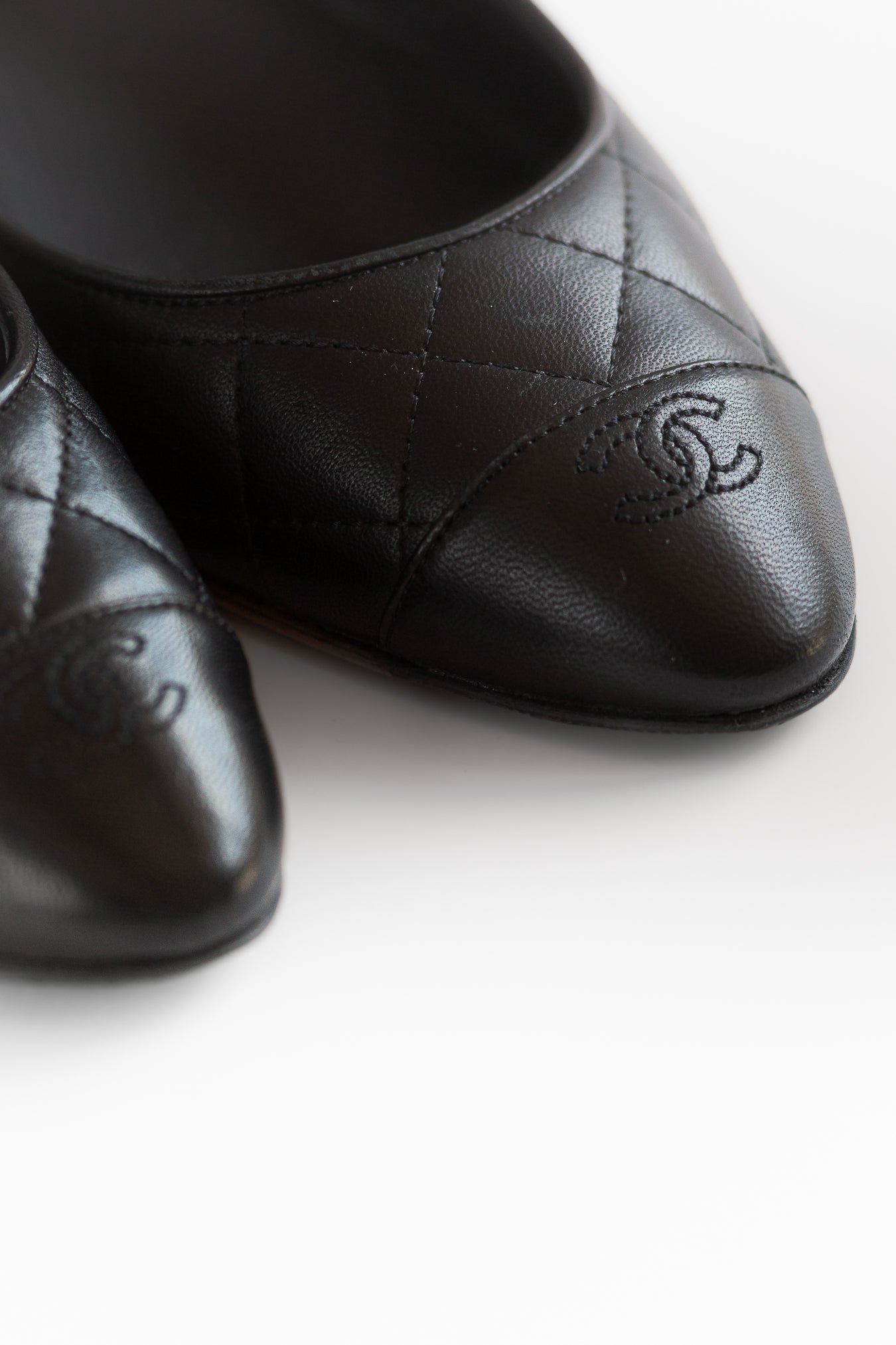 CHANEL - BALLET FLATS QUILTED LEATHER CC CAP SIZE 39 EU