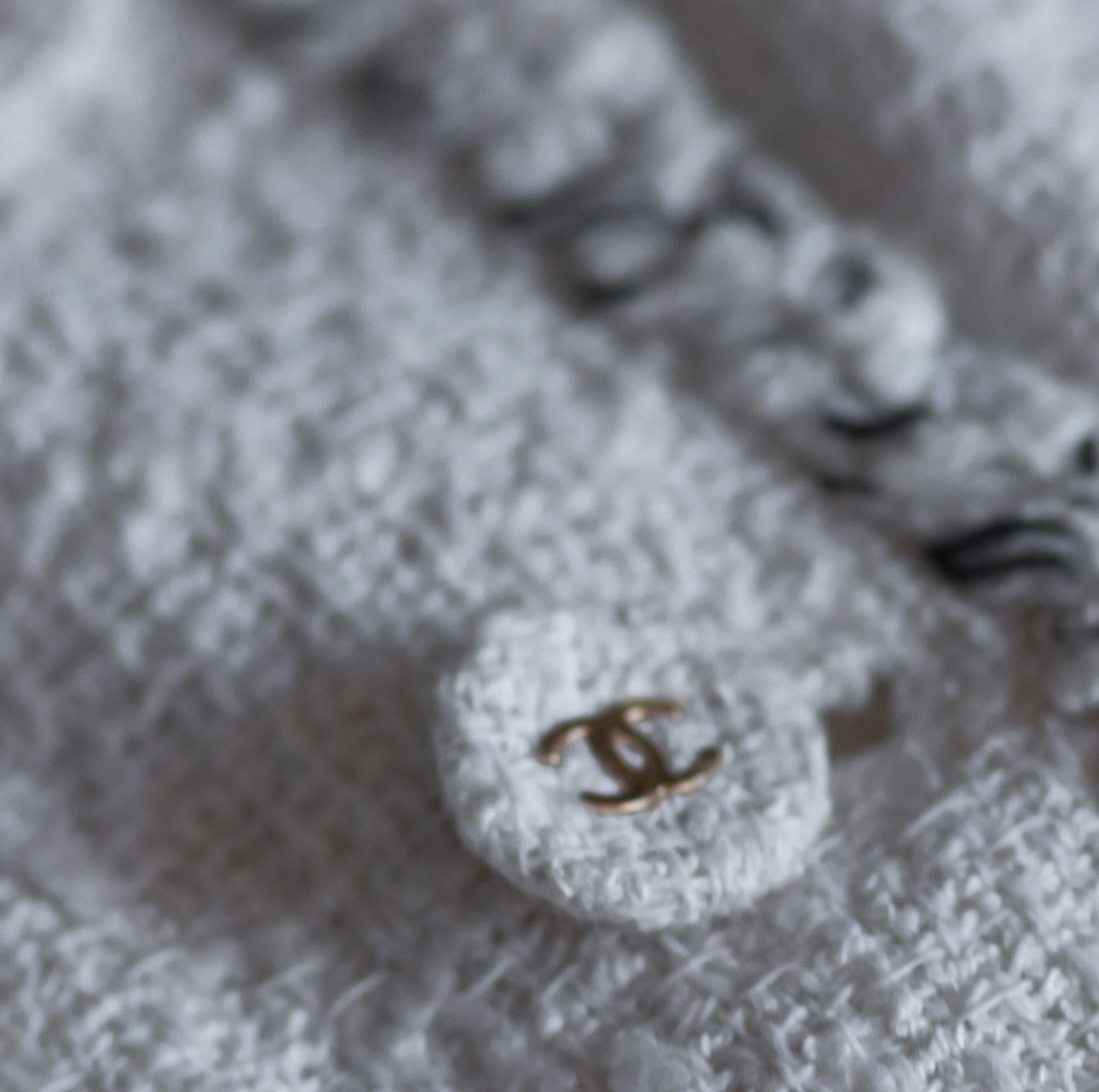 CHANEL - JACKET TWEED WHITE WITH GOLD CC BUTTONS SIZE 36 FR