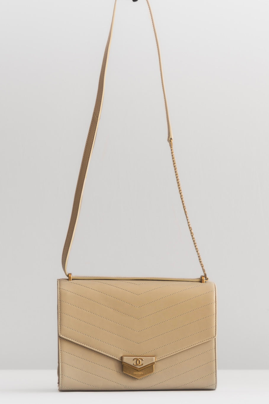CHANEL - BAG CALFSKIN CHEVRON QUILTED METSL FLAP IN BEIGE