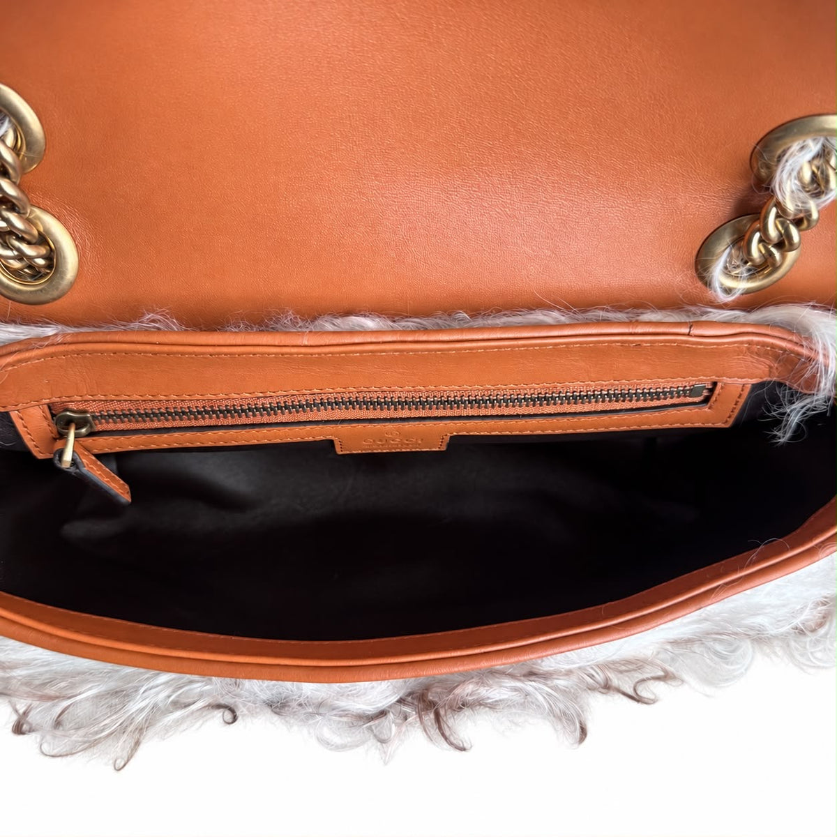 GUCCI - SHOULDER BAG GG MARMONT CURLY SHEARLING IN IVORY & TAUPE WITH ANTIQUE GOLD HARDWARE