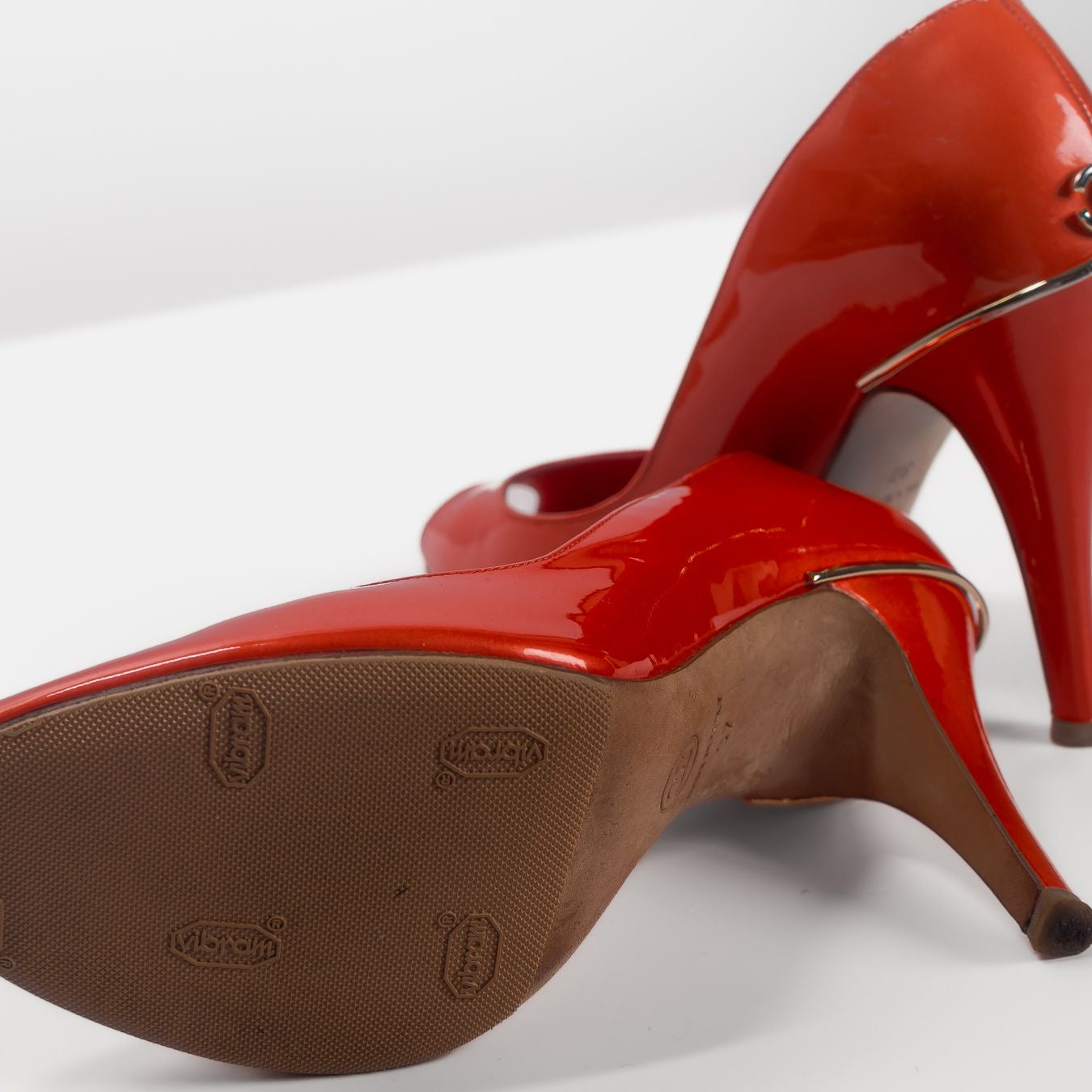 CHANEL - PUMPS PEEP-TOE DARK RED ORANGE PATENT LEATHER LOGO DETAIL CC SIZE 37 EU