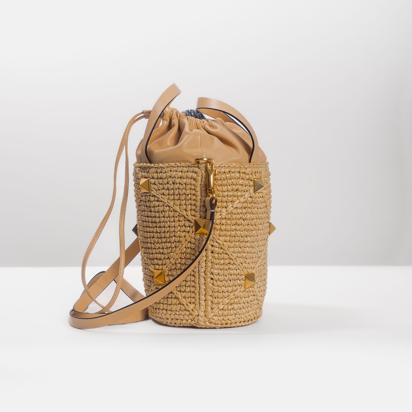 VALENTINO - BAG BUCKET ROMAN STUD IN RAFFIA AND LEATHER