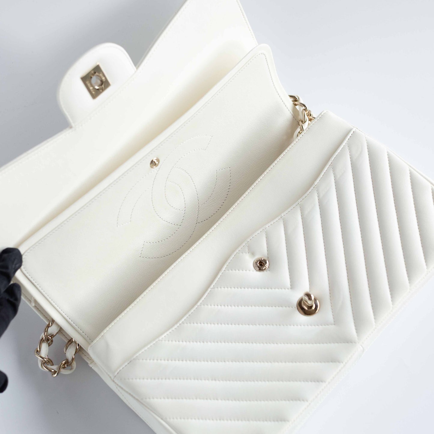 CHANEL - BAG TIMELESS JUMBO DOUBLE FLAP IN WHITE CHEVRON-QUILTED LAMBSKIN WITH GOLD HARDWARE