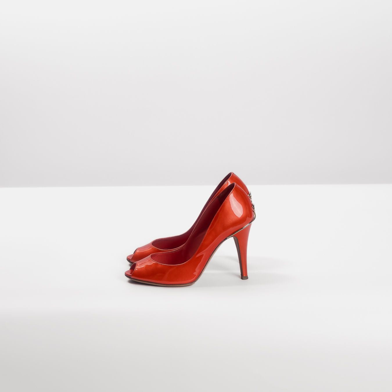 CHANEL - PUMPS PEEP-TOE DARK RED ORANGE PATENT LEATHER LOGO DETAIL CC SIZE 37 EU